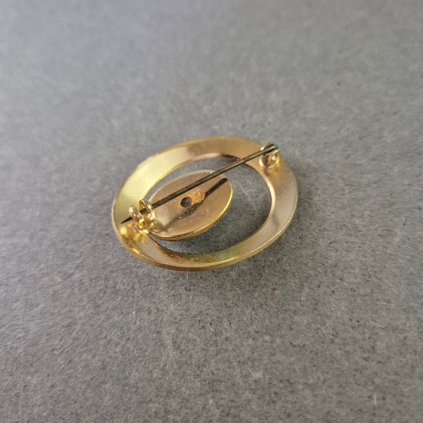 Vintage Brosche mit Türkis Cabochon – Rundes Gold Design
