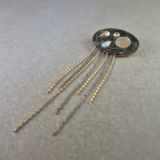 Vintage Brosche mit Strass und Ketten – Extravagantes Design