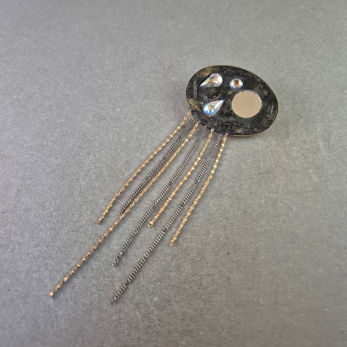 Vintage Brosche mit Strass und Ketten – Extravagantes Design