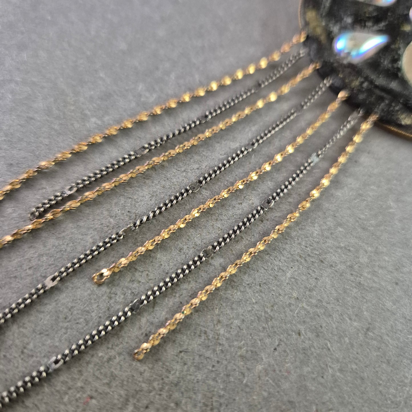 Vintage Brosche mit Strass und Ketten – Extravagantes Design