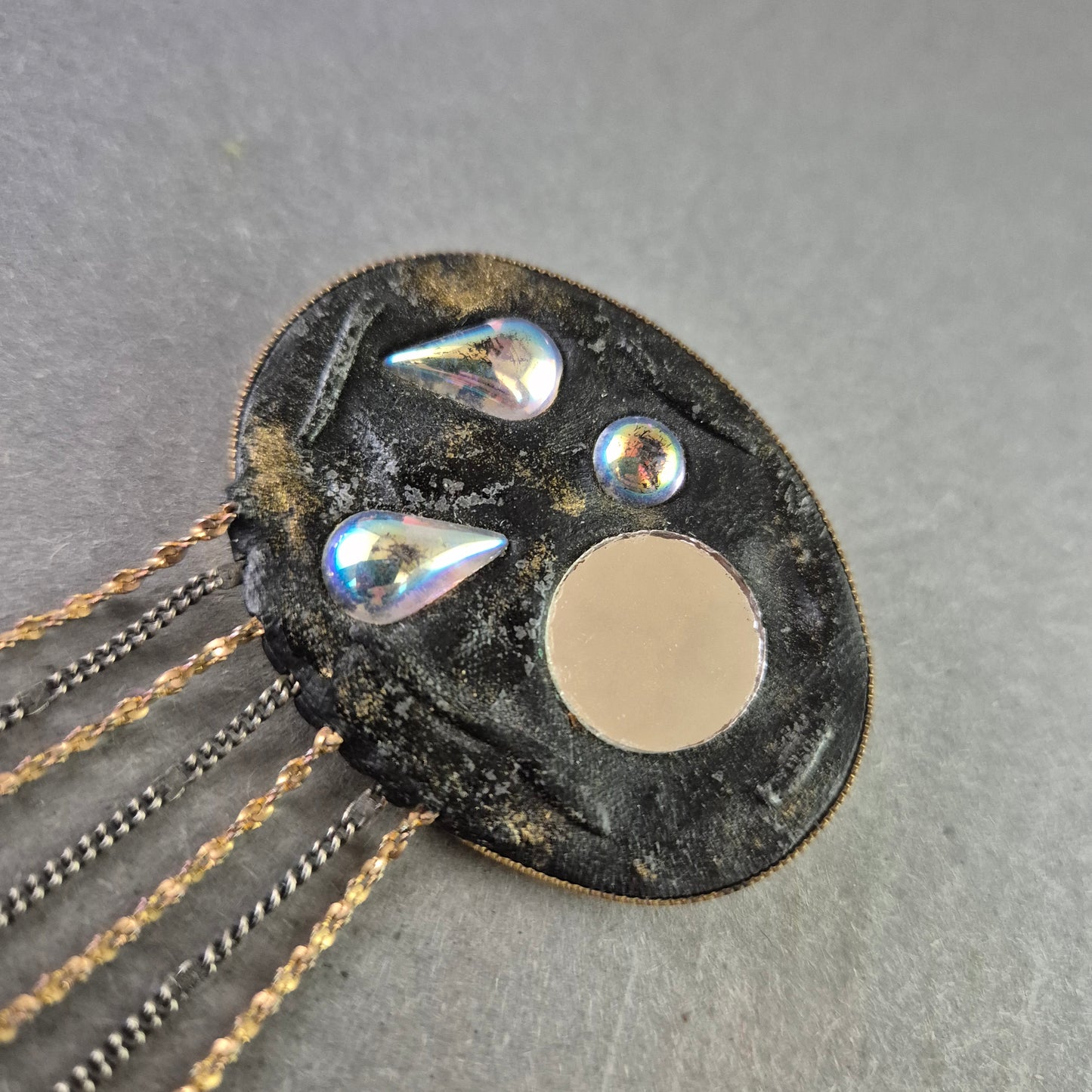 Vintage Brosche mit Strass und Ketten – Extravagantes Design