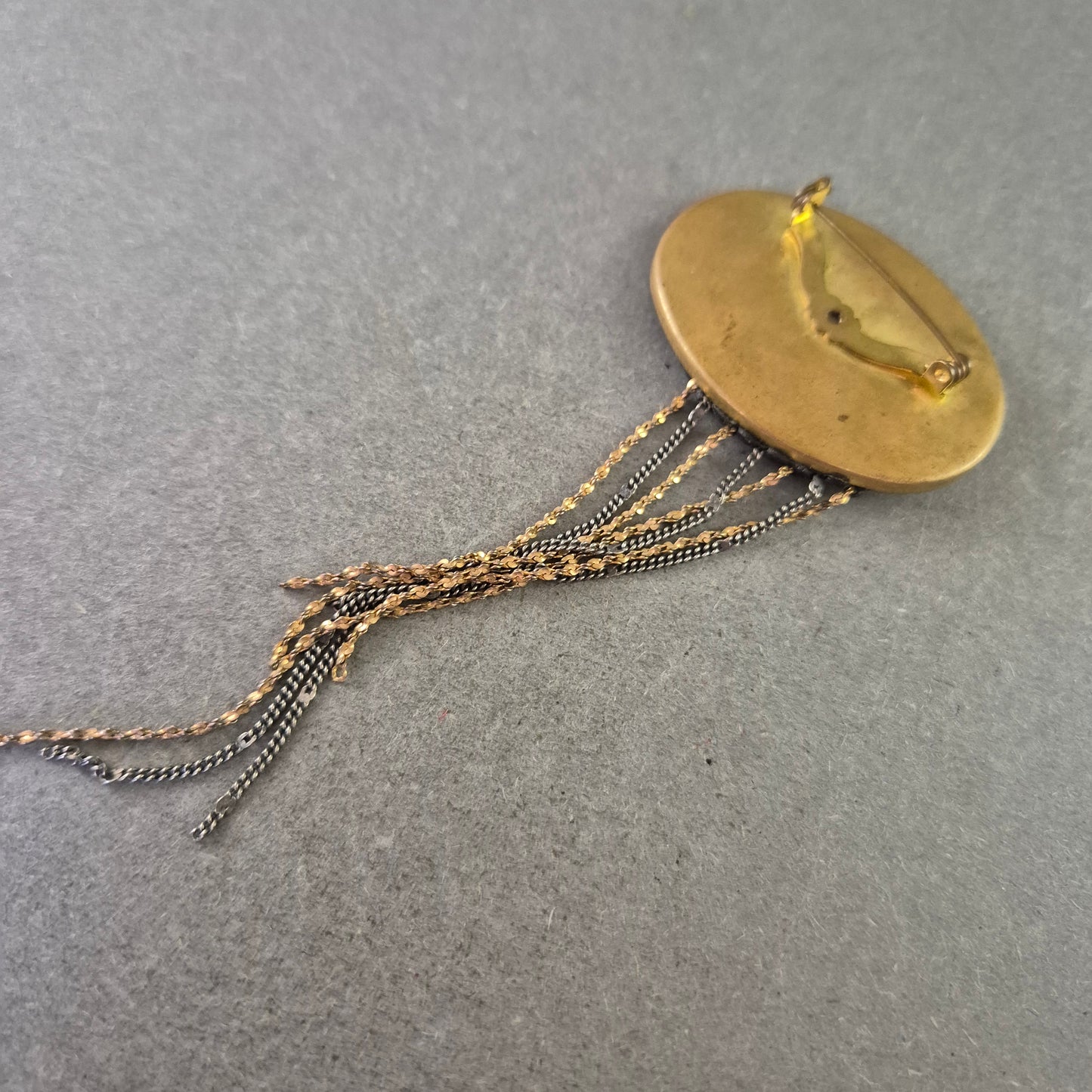 Vintage Brosche mit Strass und Ketten – Extravagantes Design