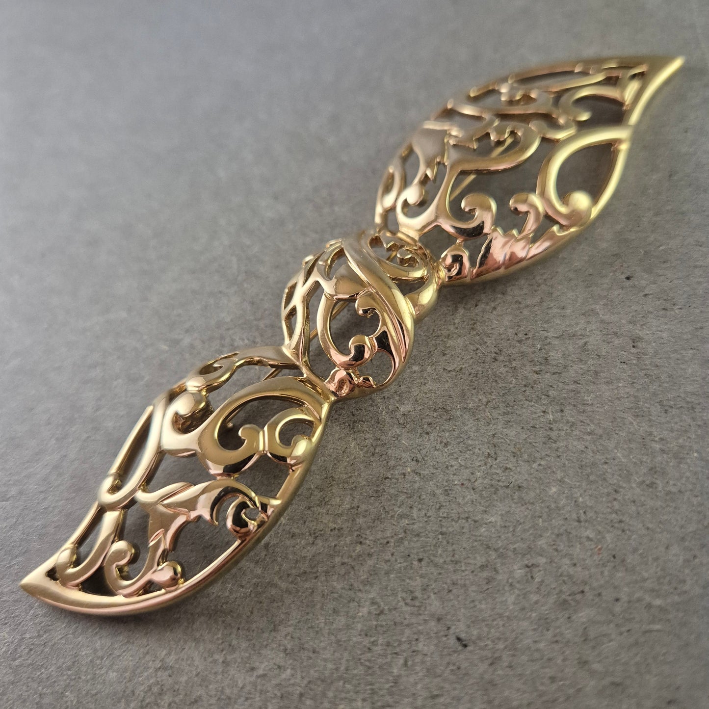 Filigrane Brosche in Goldoptik – Ornamentales Design