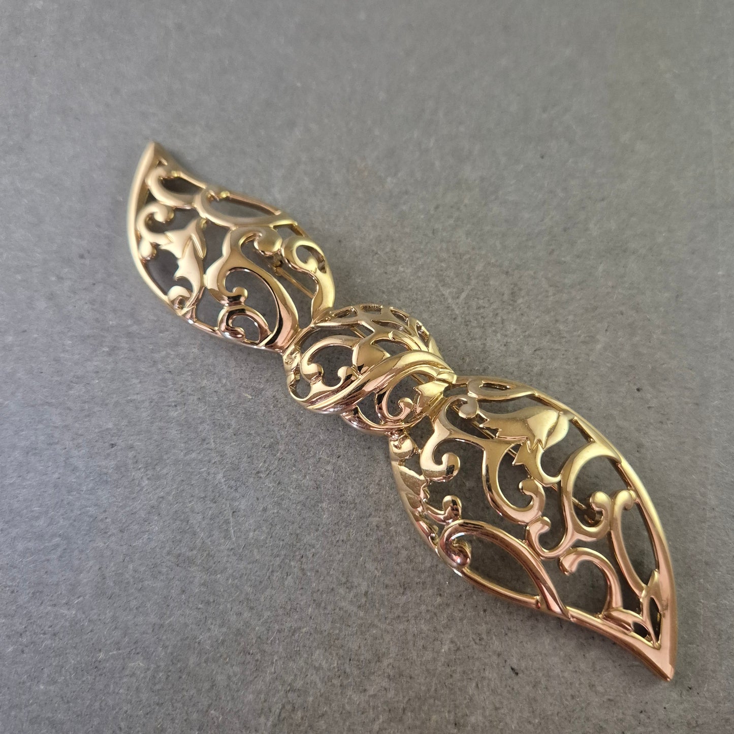 Filigrane Brosche in Goldoptik – Ornamentales Design