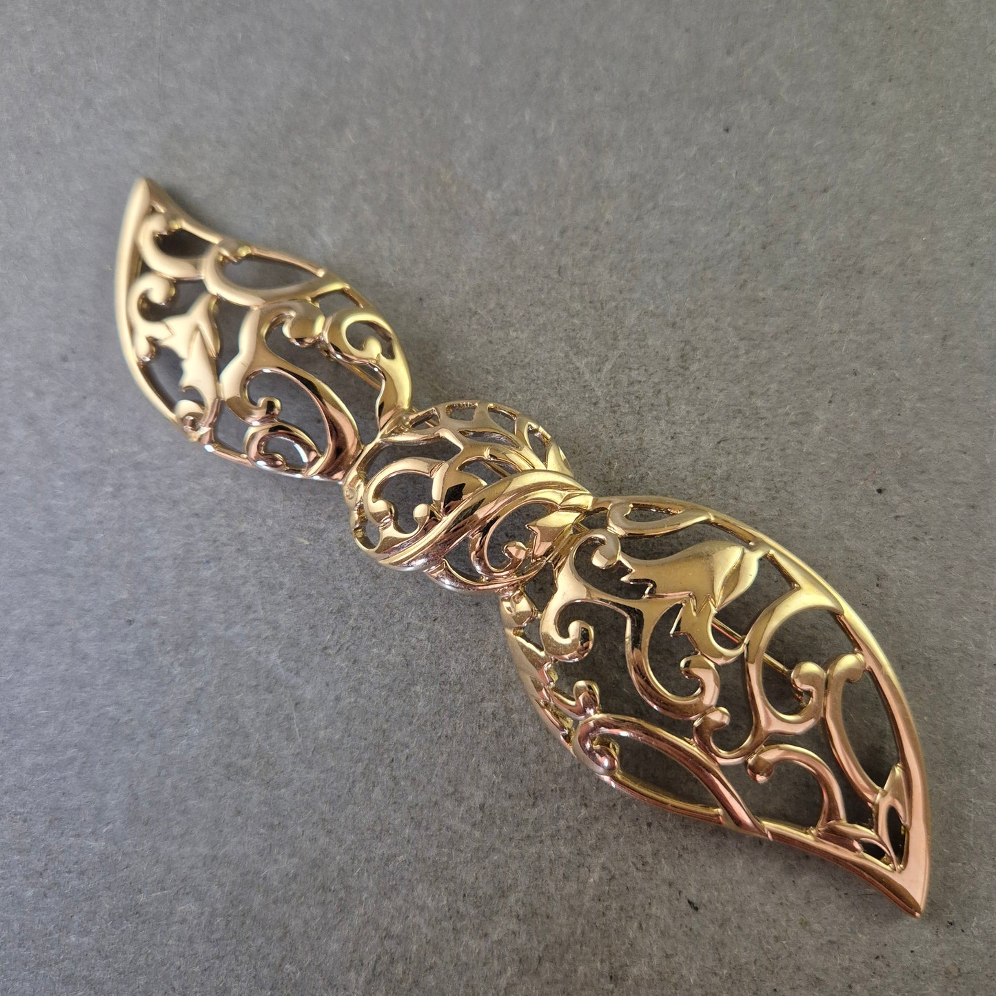 Filigrane Brosche in Goldoptik – Ornamentales Design