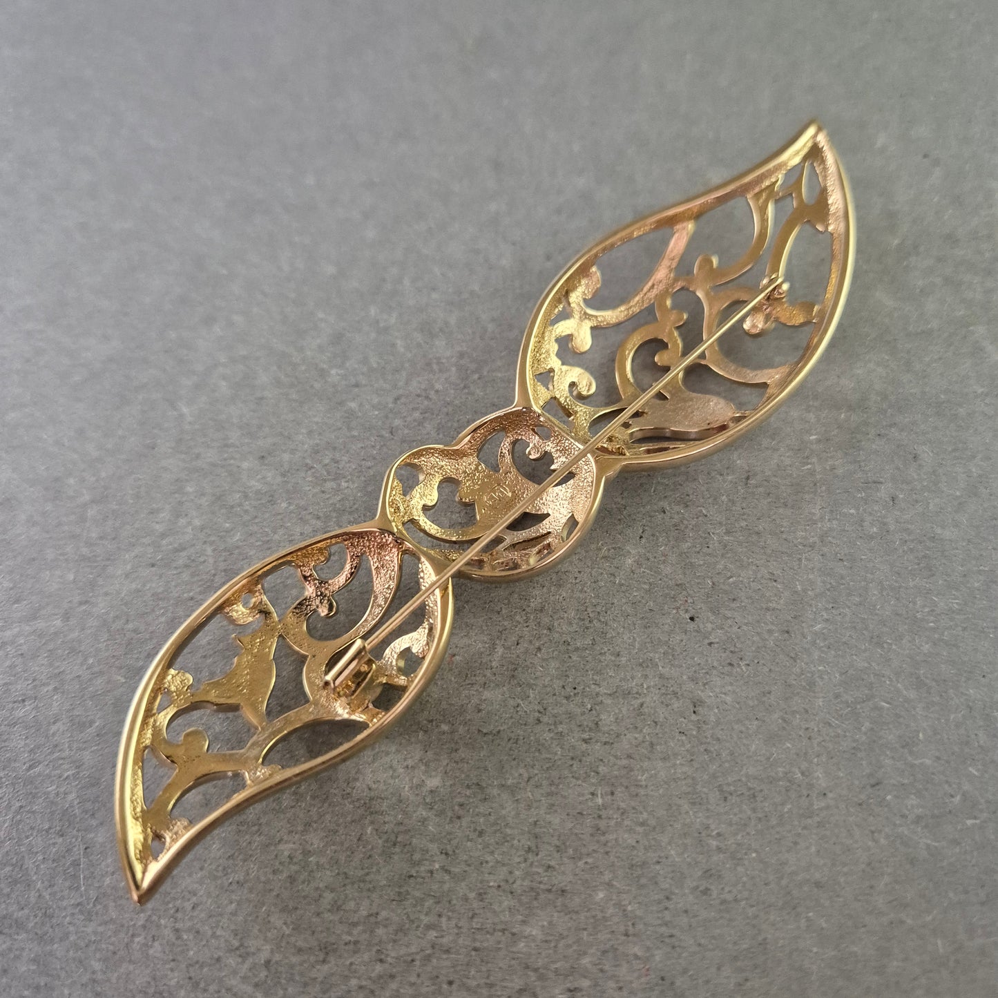 Filigrane Brosche in Goldoptik – Ornamentales Design