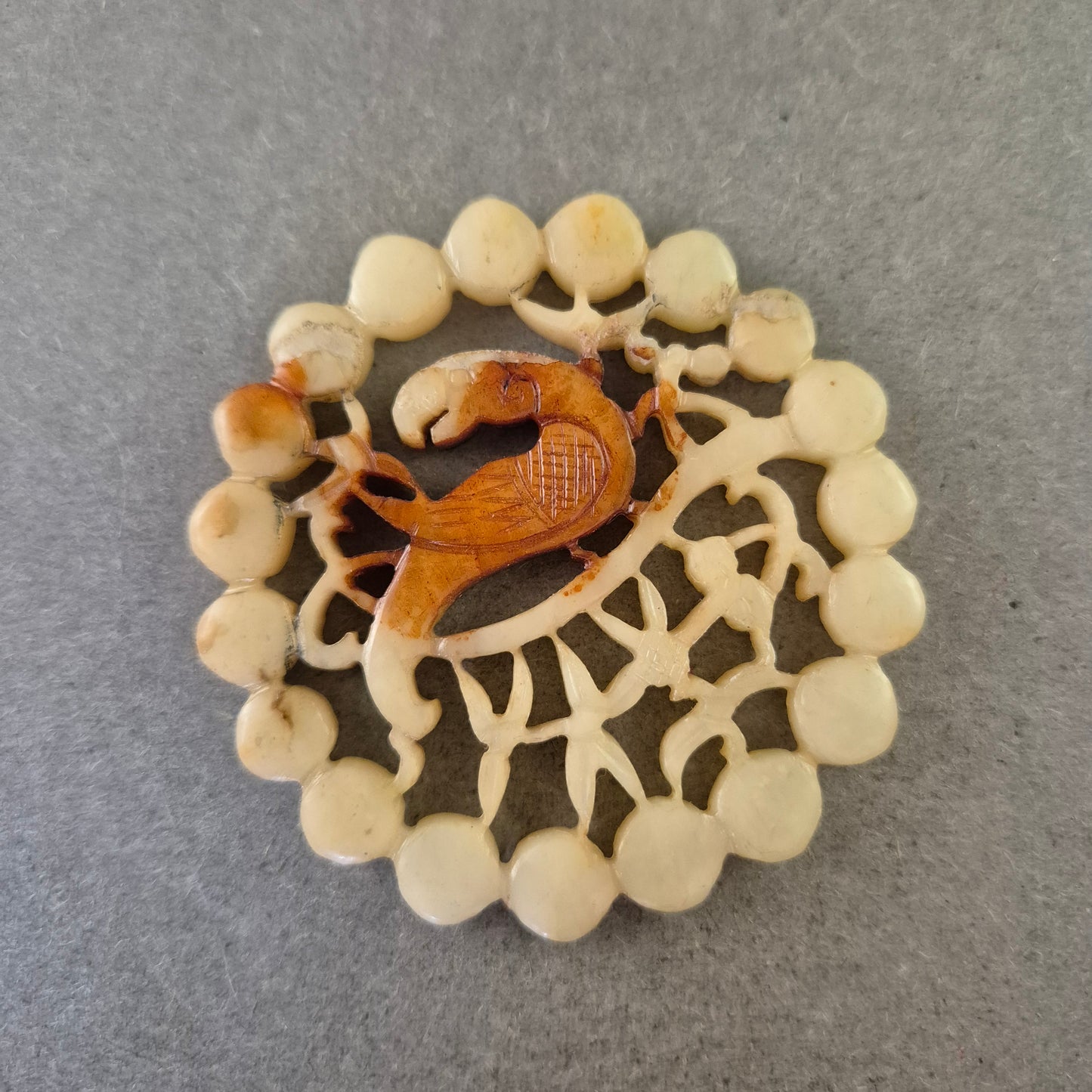 Handgeschnitzte Brosche mit Drachen Motiv – Naturmaterial