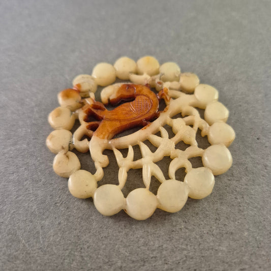 Handgeschnitzte Brosche mit Drachen Motiv – Naturmaterial