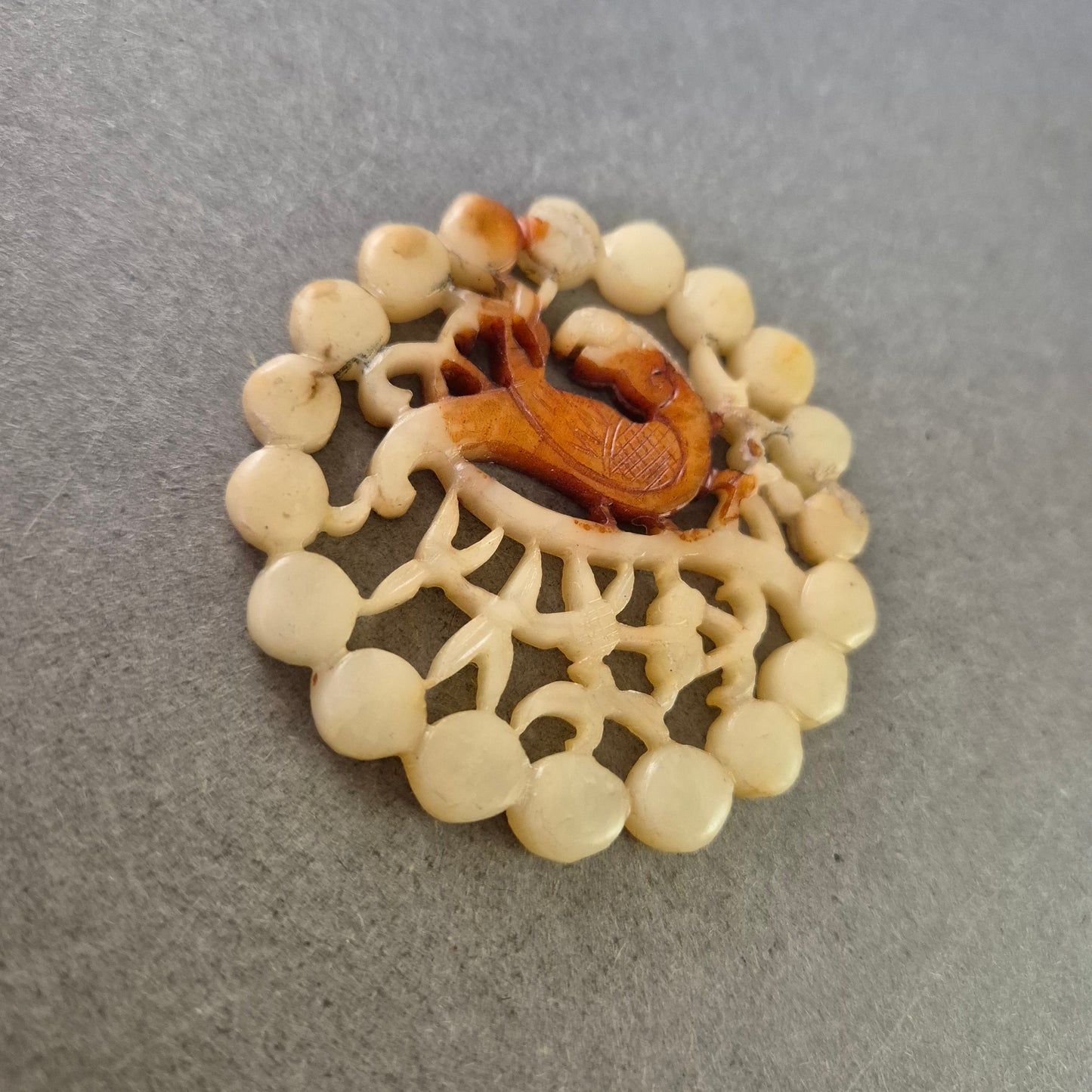 Handgeschnitzte Brosche mit Drachen Motiv – Naturmaterial