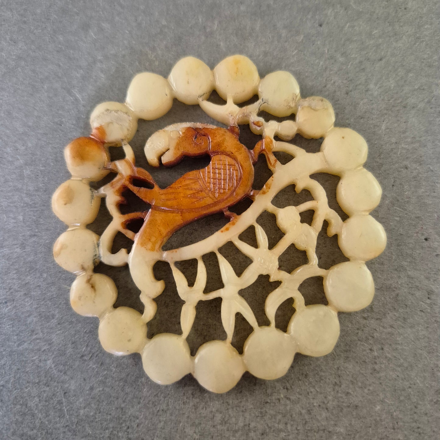 Handgeschnitzte Brosche mit Drachen Motiv – Naturmaterial