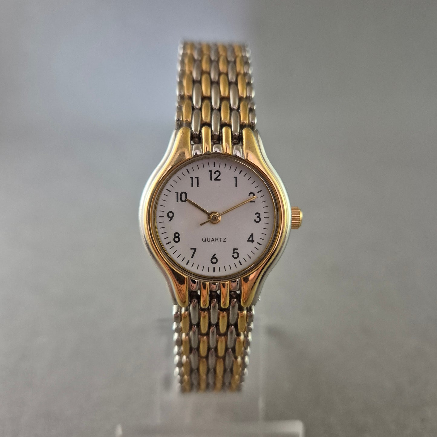 Klassische Damen Uhr – Quarzwerk mit goldfarbenem Armband