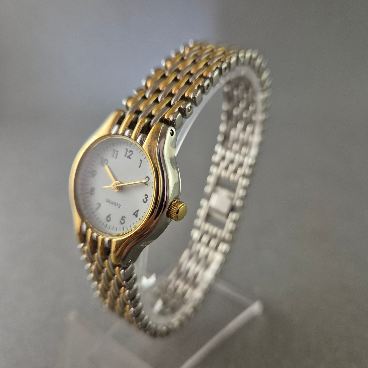 Klassische Damen Uhr – Quarzwerk mit goldfarbenem Armband