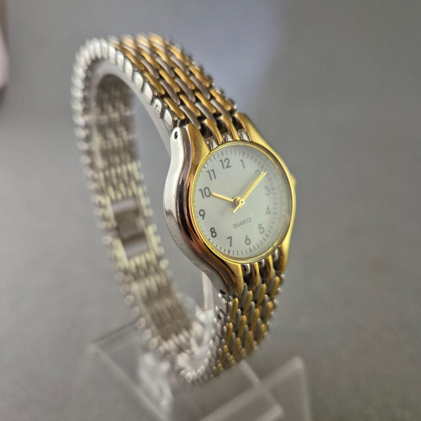 Klassische Damen Uhr – Quarzwerk mit goldfarbenem Armband