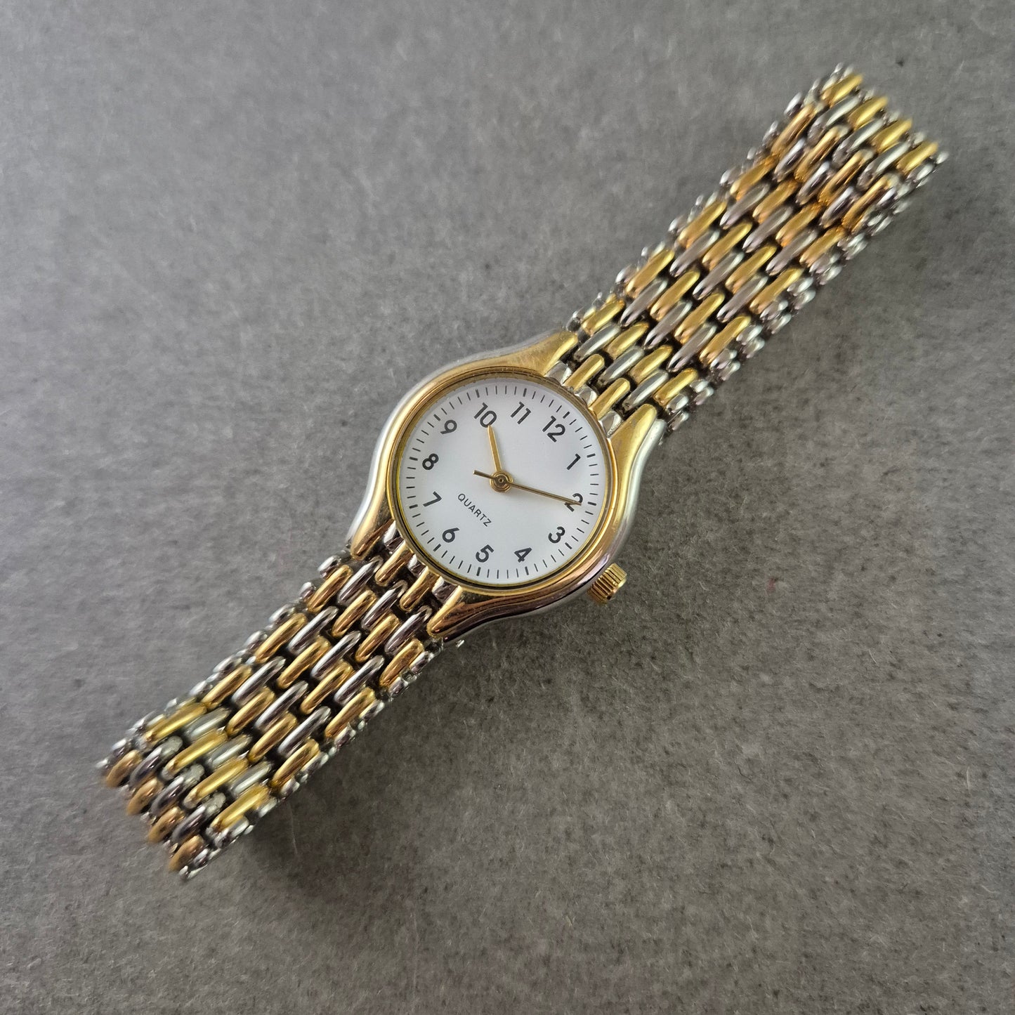 Klassische Damen Uhr – Quarzwerk mit goldfarbenem Armband