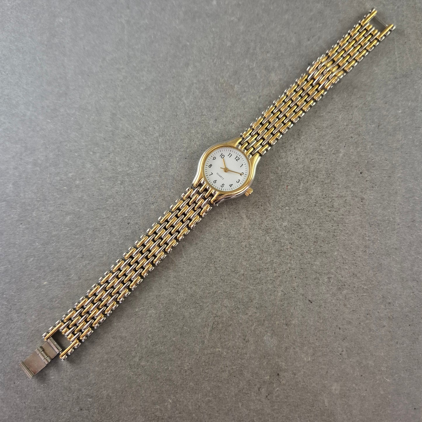 Klassische Damen Uhr – Quarzwerk mit goldfarbenem Armband