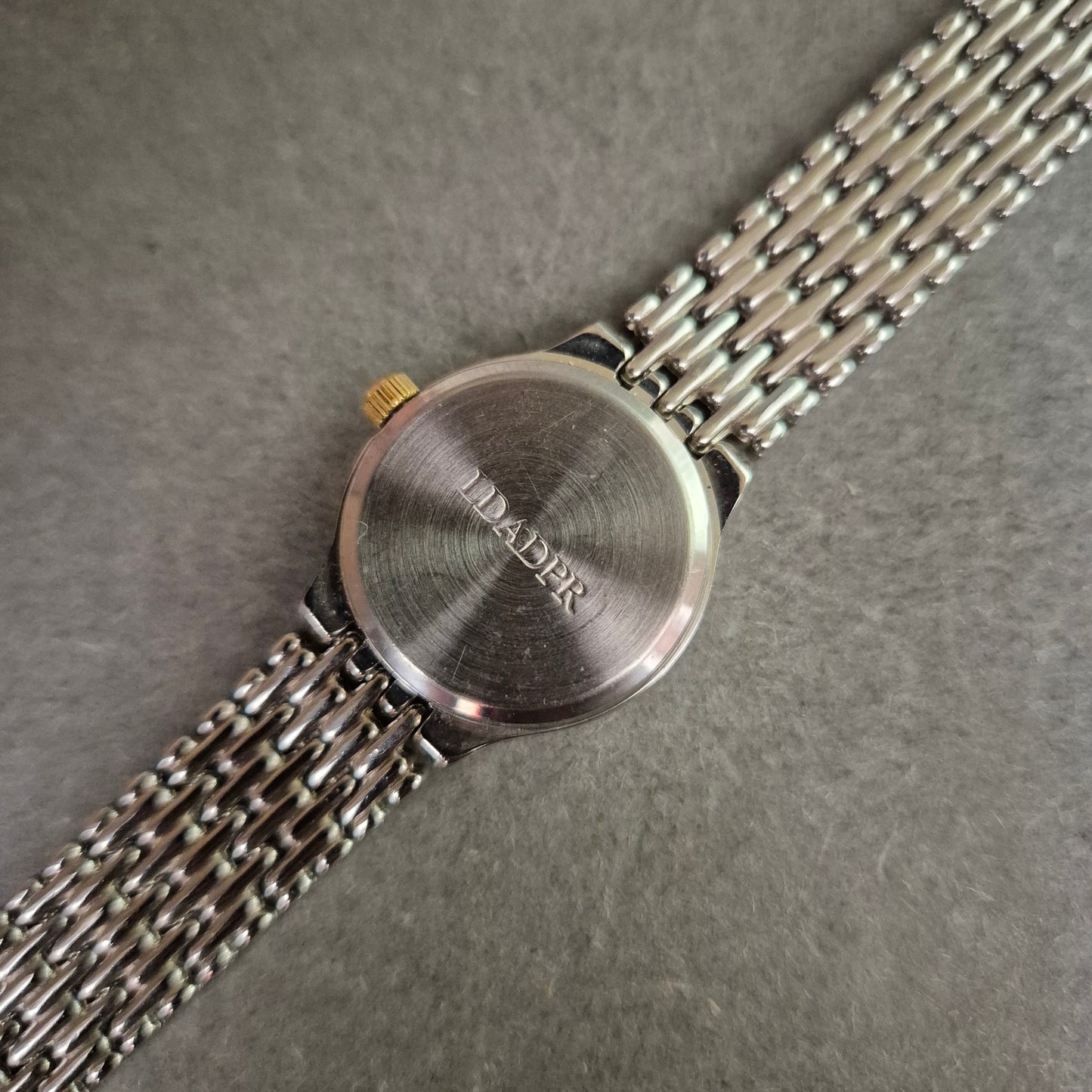 Klassische Damen Uhr – Quarzwerk mit goldfarbenem Armband