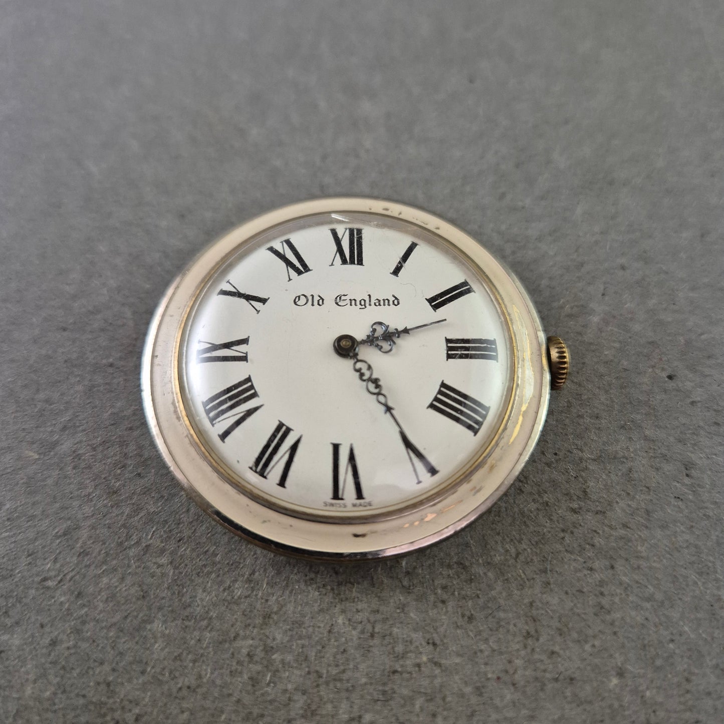 Old England Taschenuhr – Swiss Made mit römischen Ziffern