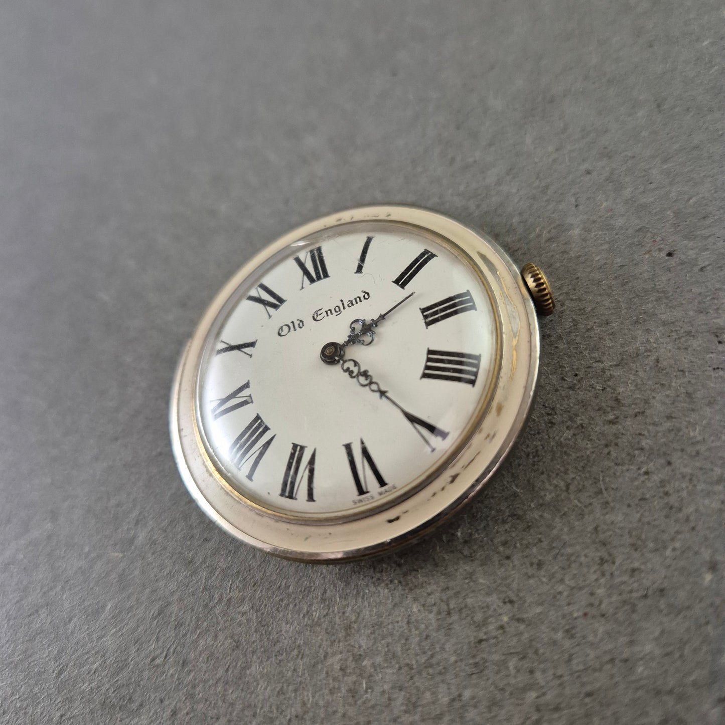 Old England Taschenuhr – Swiss Made mit römischen Ziffern