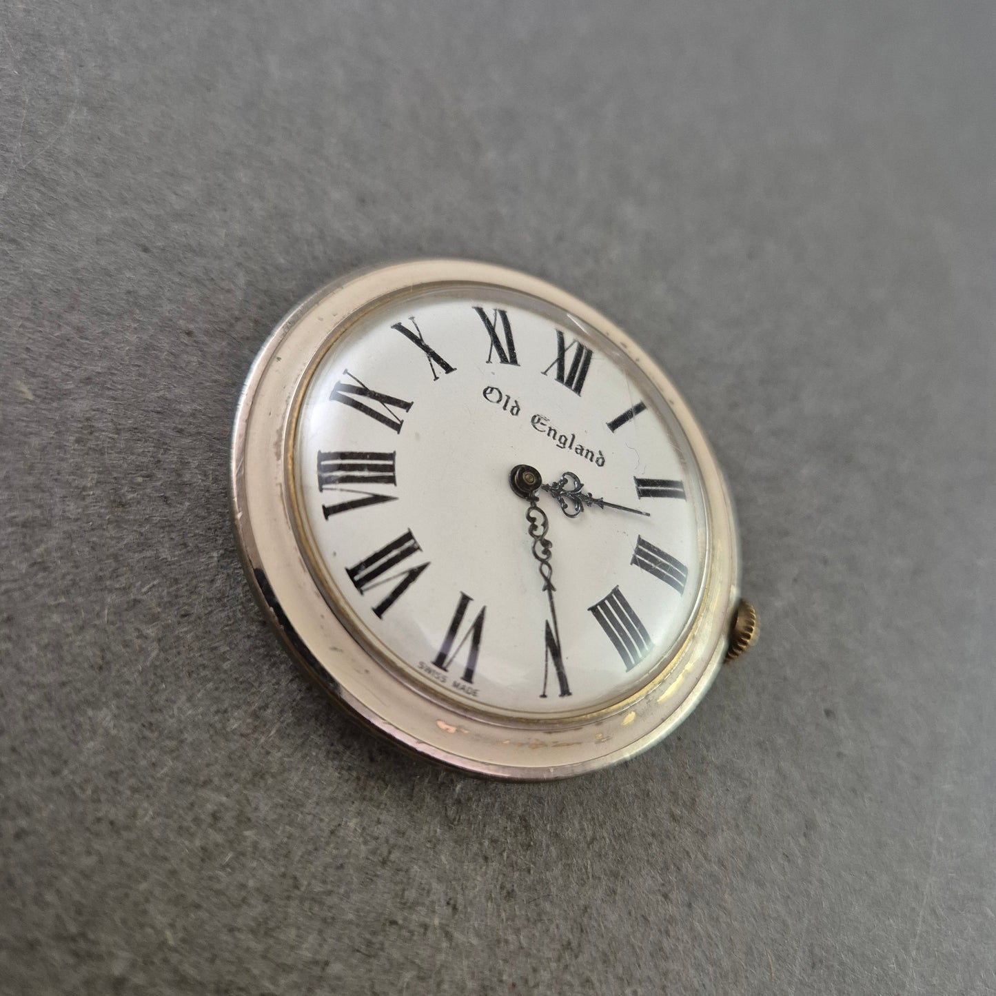 Old England Taschenuhr – Swiss Made mit römischen Ziffern