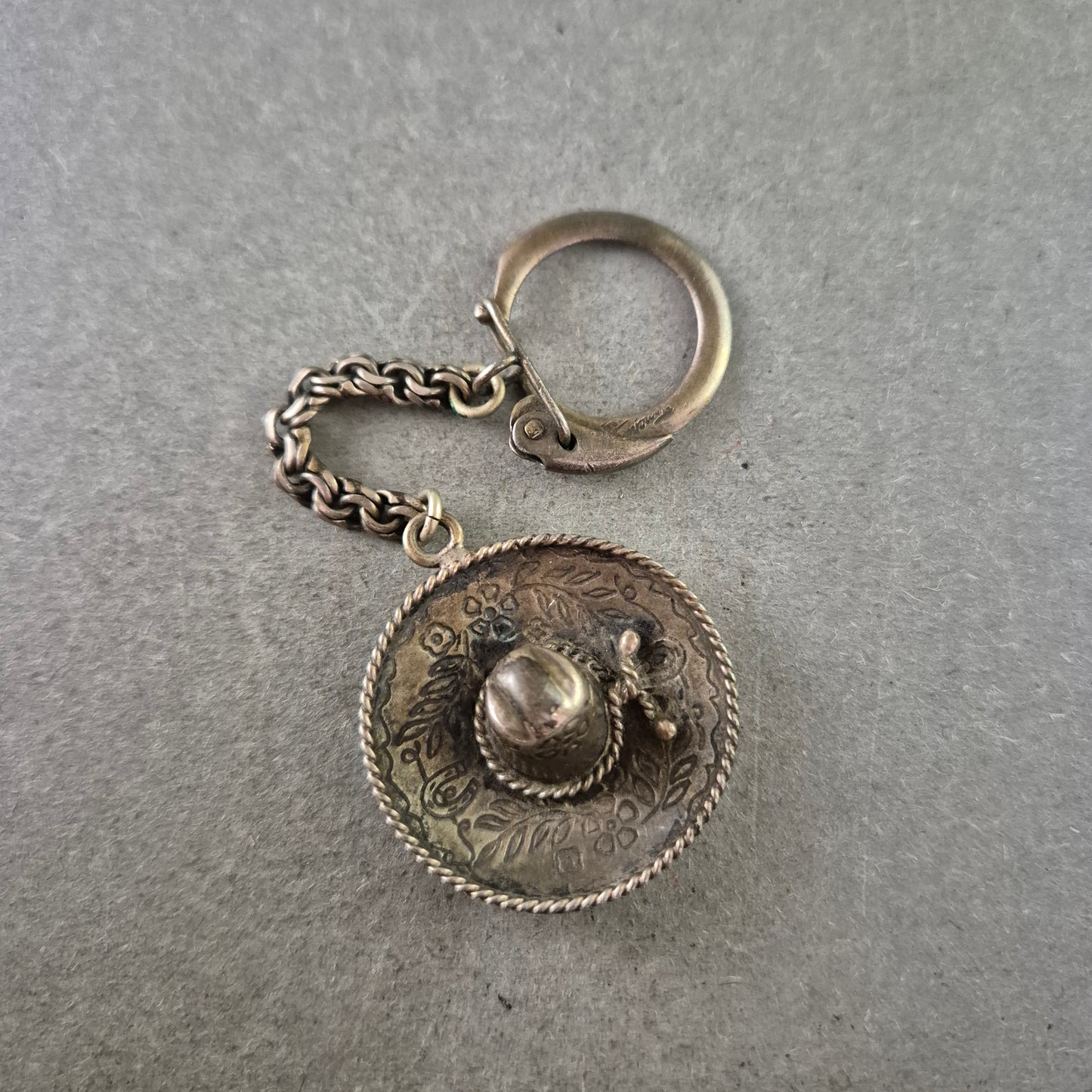 Vintage Schlüsselanhänger – Sombrero Design aus Metall