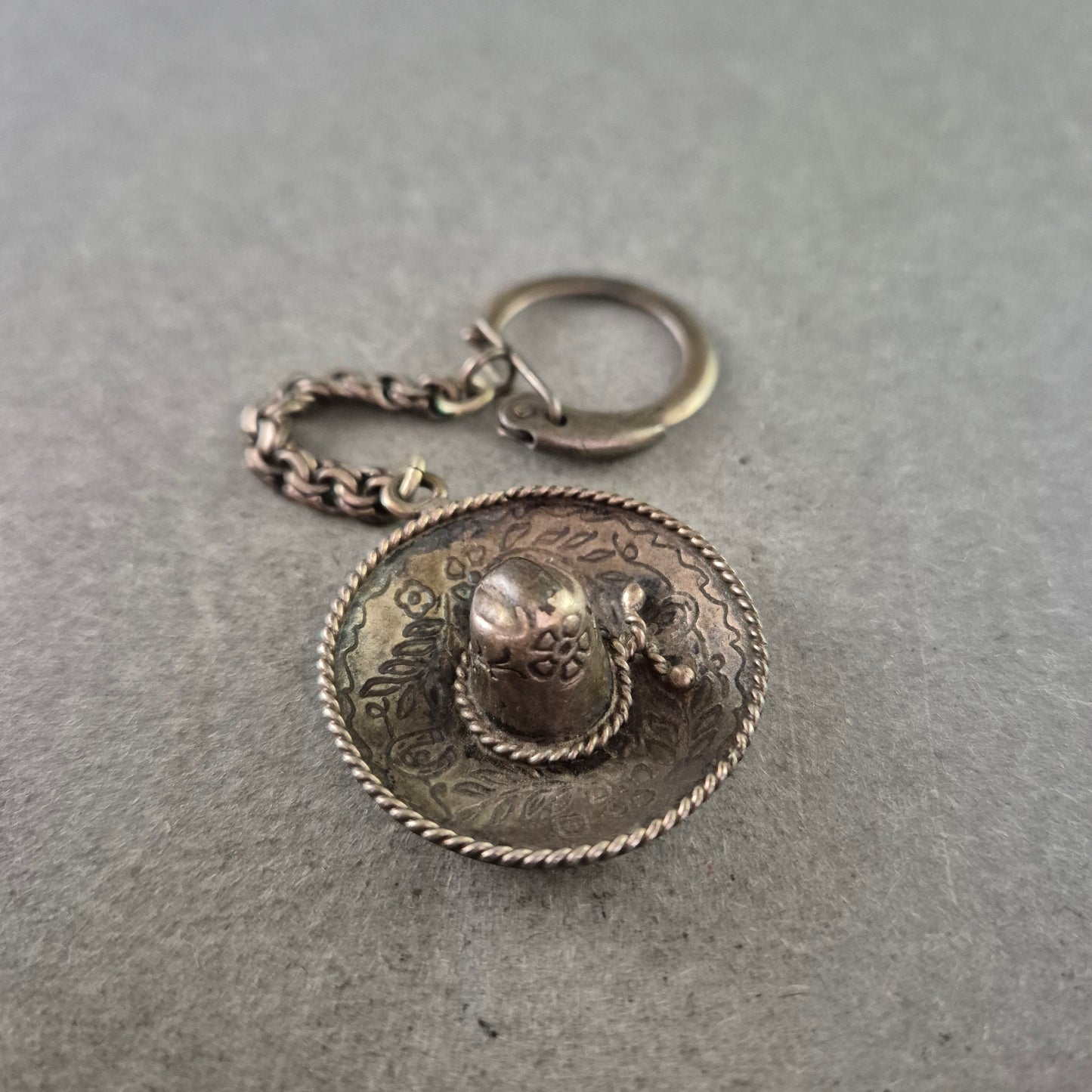 Vintage Schlüsselanhänger – Sombrero Design aus Metall