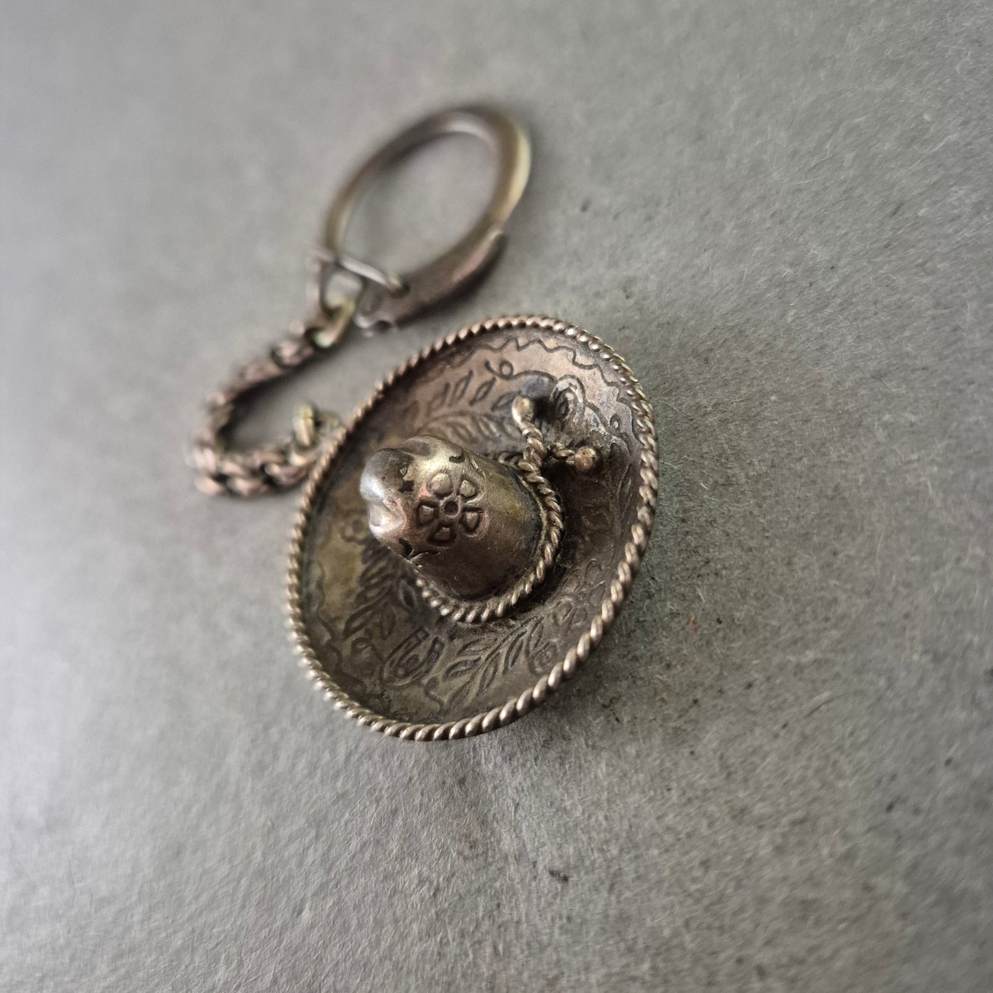 Vintage Schlüsselanhänger – Sombrero Design aus Metall