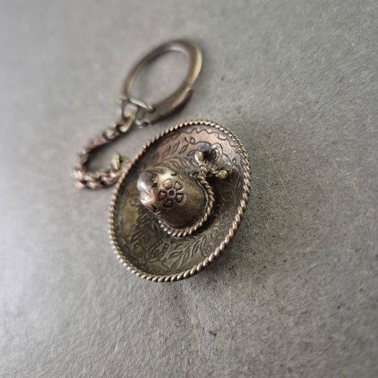 Vintage Schlüsselanhänger – Sombrero Design aus Metall