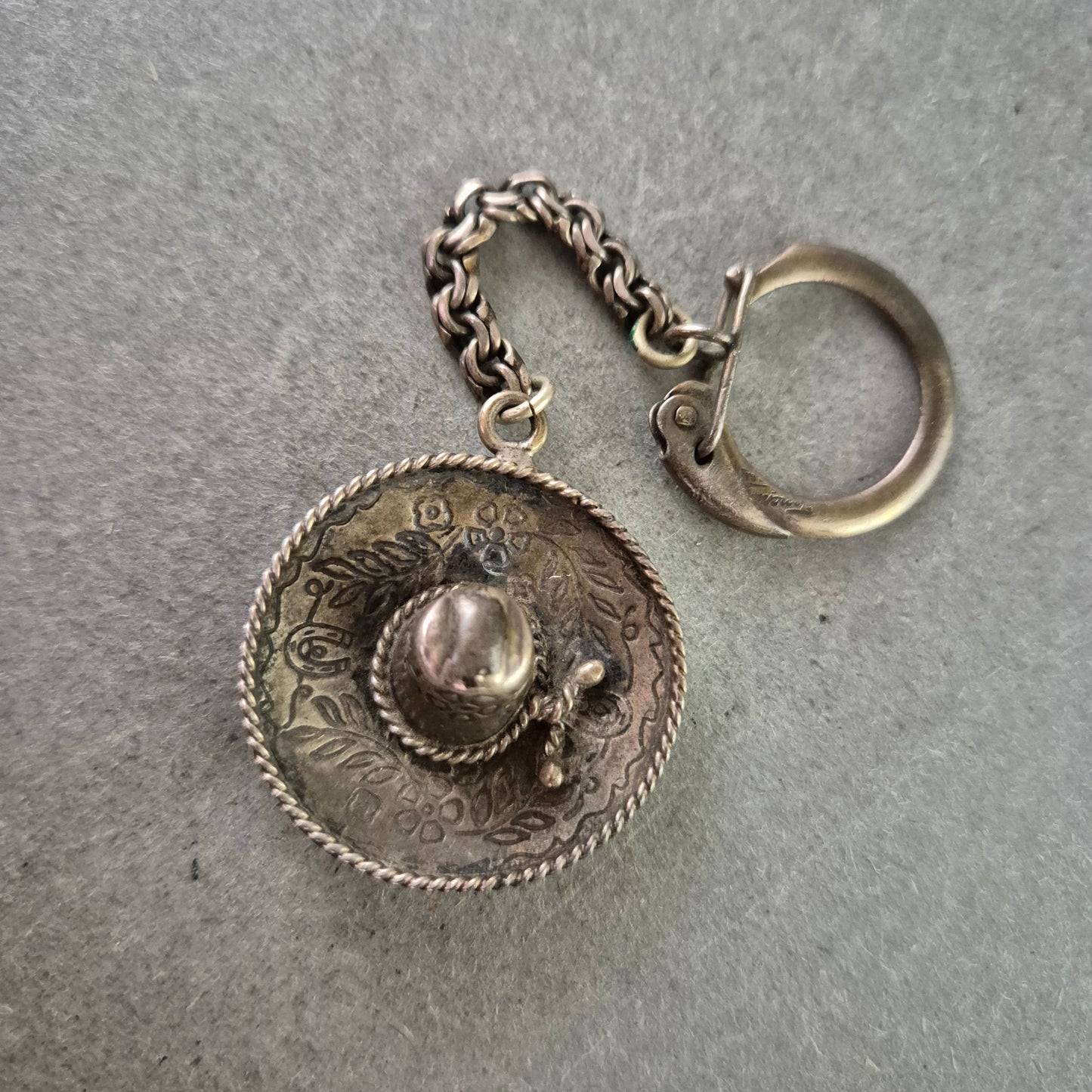 Vintage Schlüsselanhänger – Sombrero Design aus Metall