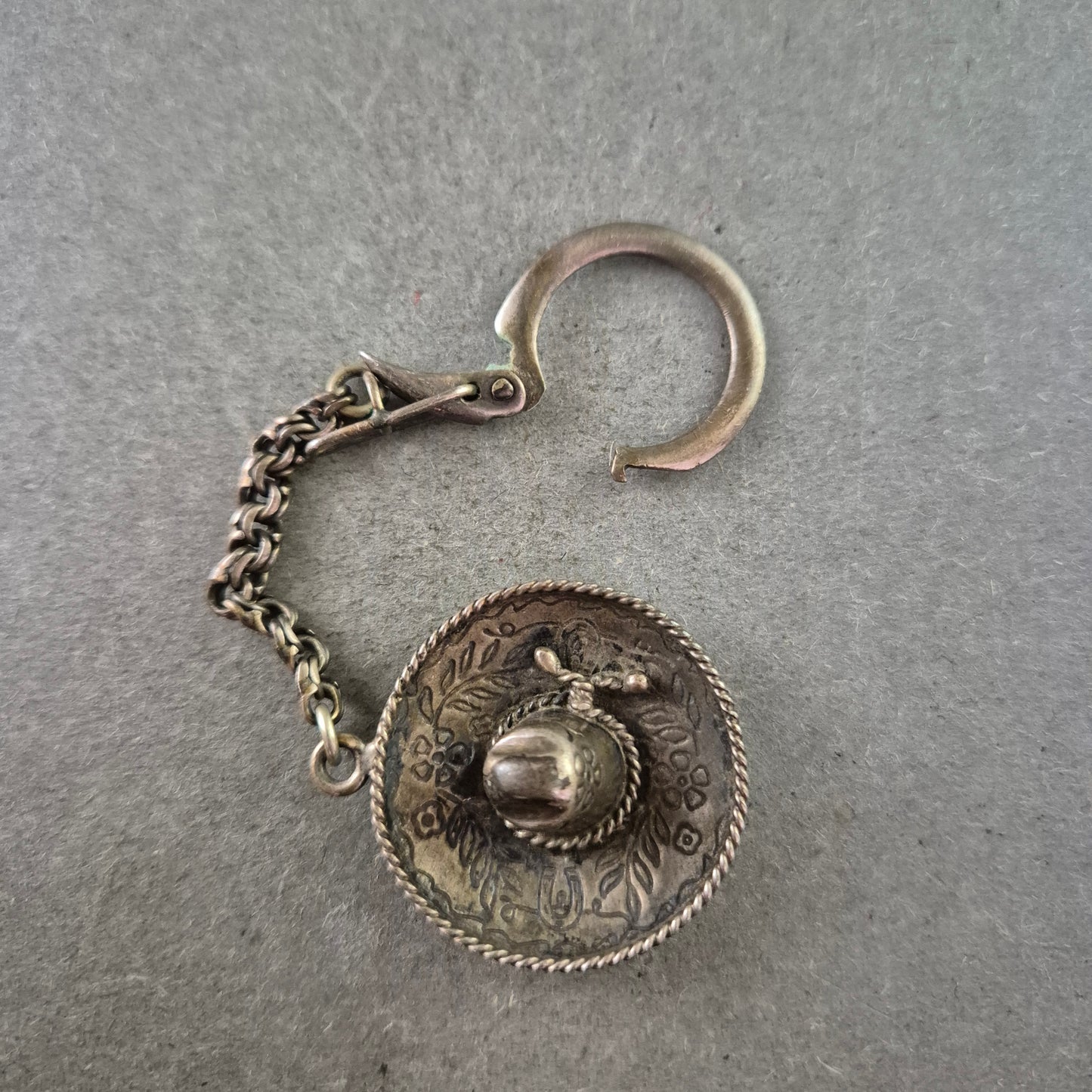 Vintage Schlüsselanhänger – Sombrero Design aus Metall