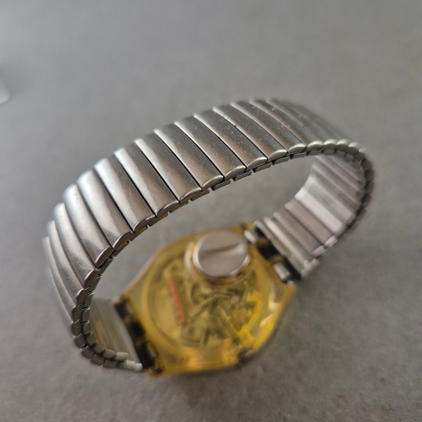 Swatch Herren Uhr – Vintage Design mit Edelstahlarmband