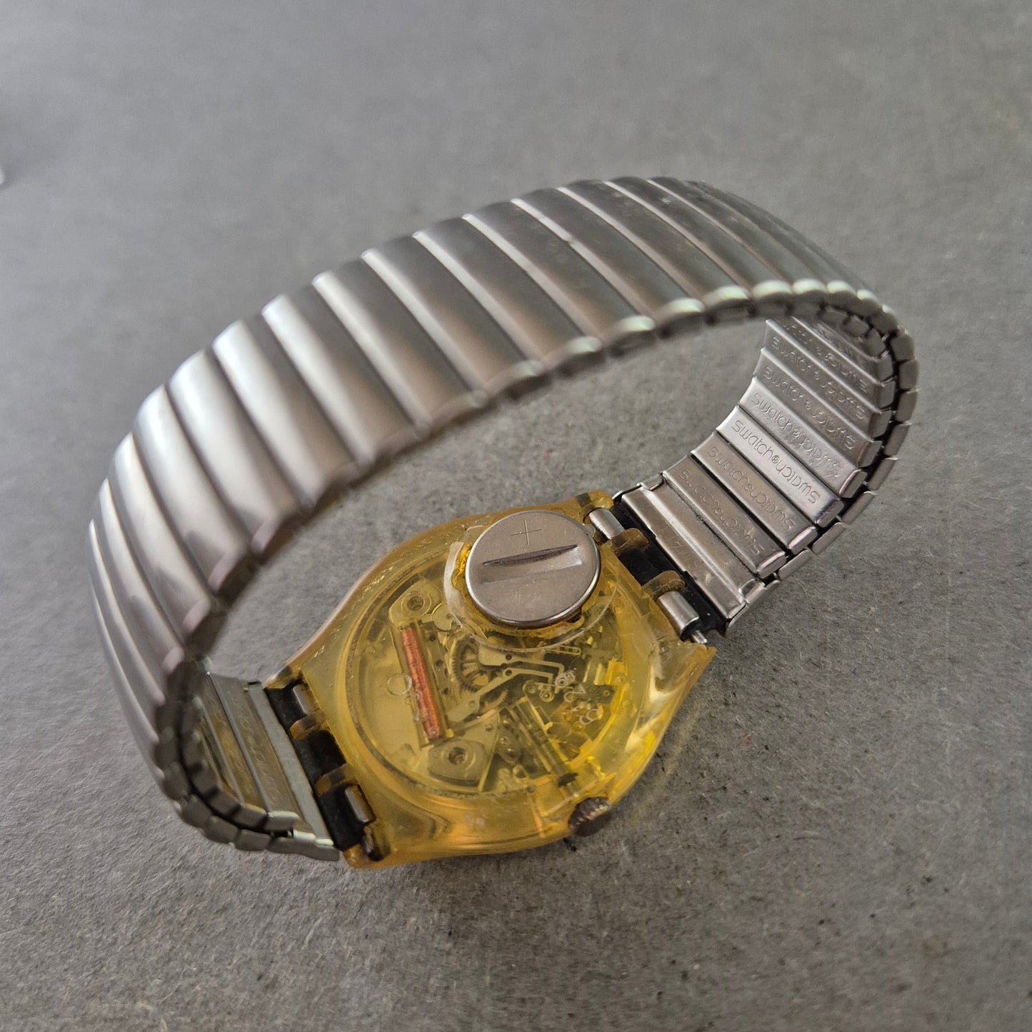 Swatch Herren Uhr – Vintage Design mit Edelstahlarmband