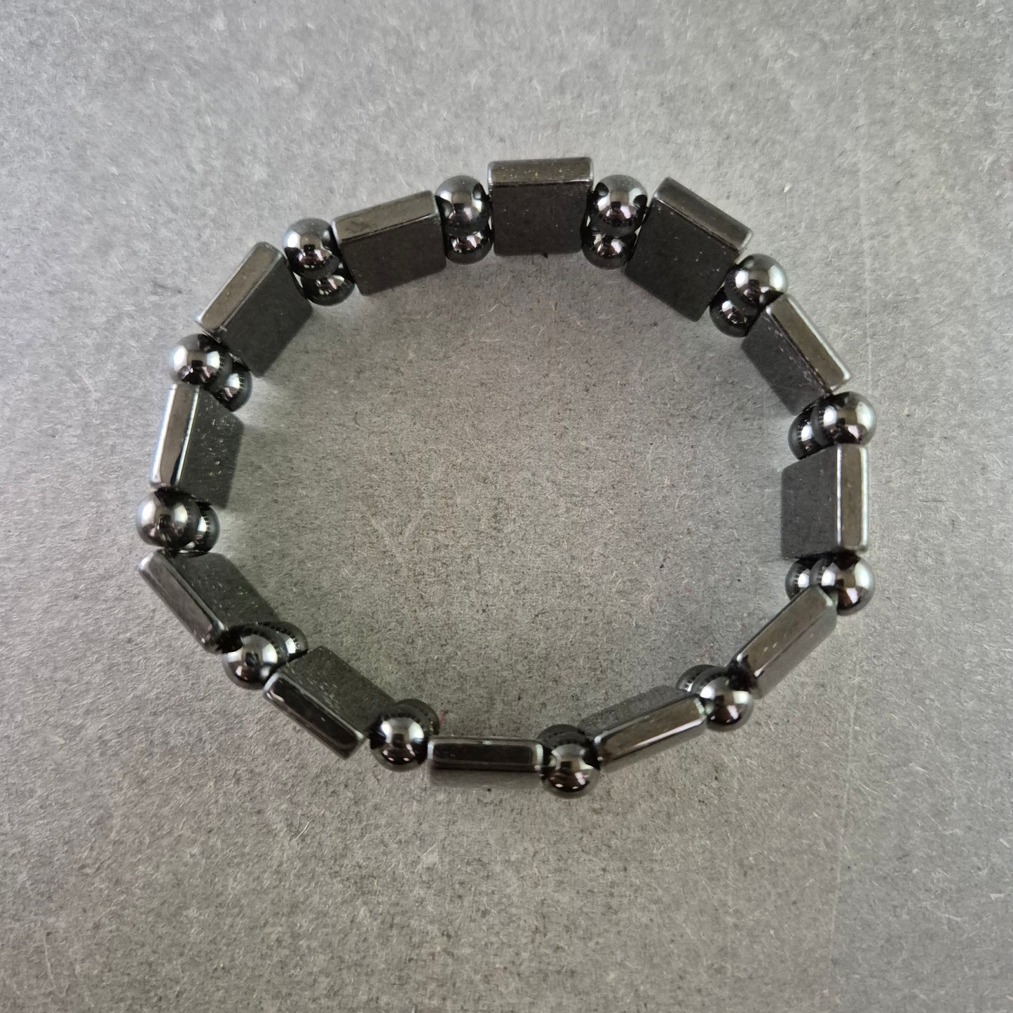 Elastisches Hämatit Armband – Glänzende Steinperlen in Schwarzgrau