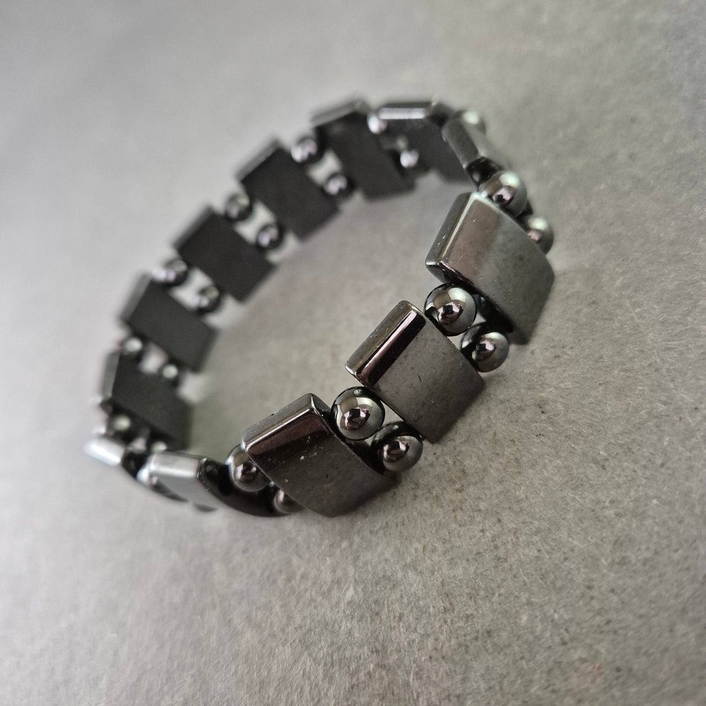Elastisches Hämatit Armband – Glänzende Steinperlen in Schwarzgrau