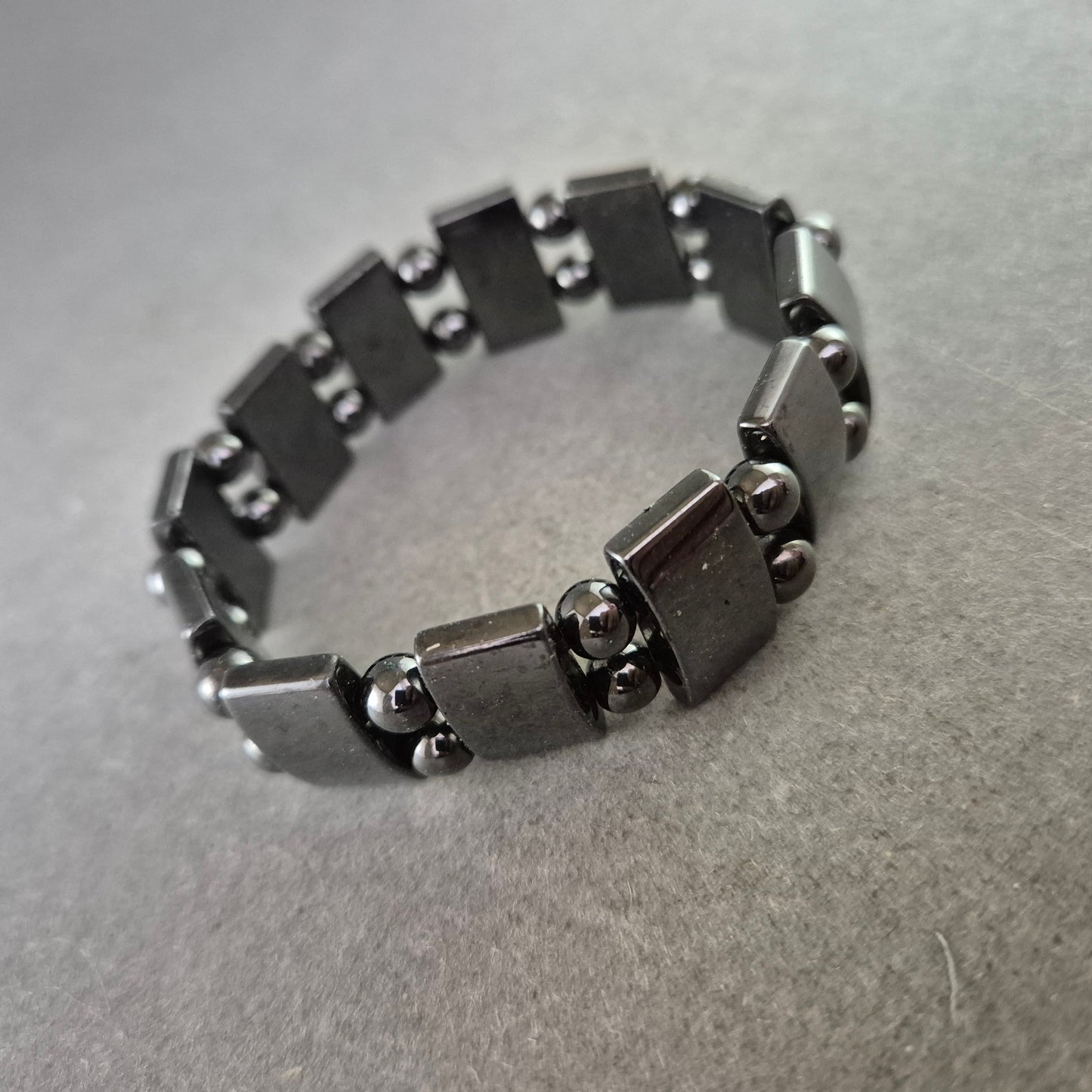 Elastisches Hämatit Armband – Glänzende Steinperlen in Schwarzgrau