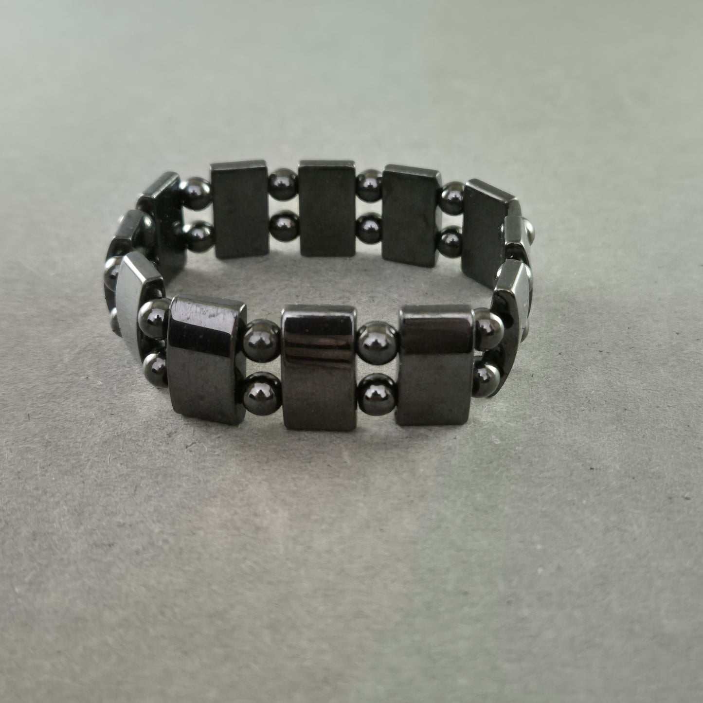 Elastisches Hämatit Armband – Glänzende Steinperlen in Schwarzgrau