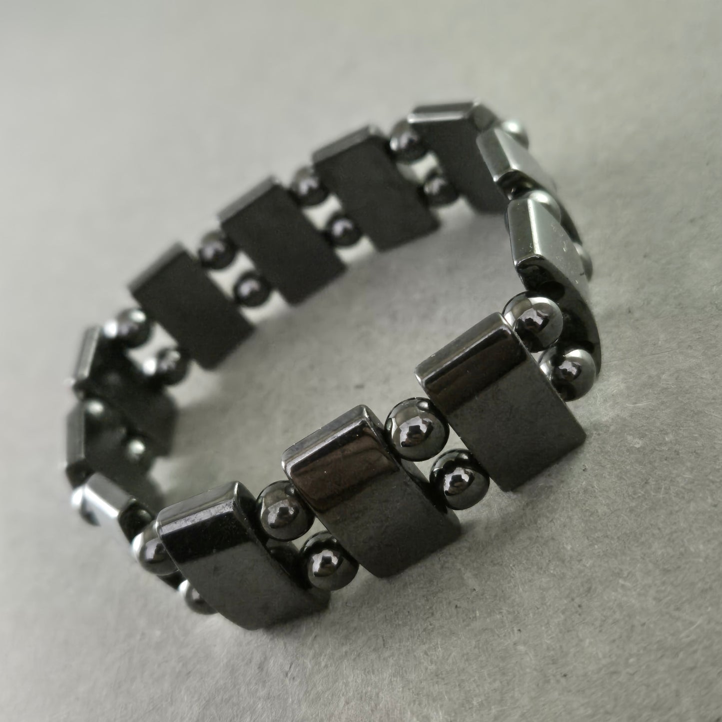 Elastisches Hämatit Armband – Glänzende Steinperlen in Schwarzgrau