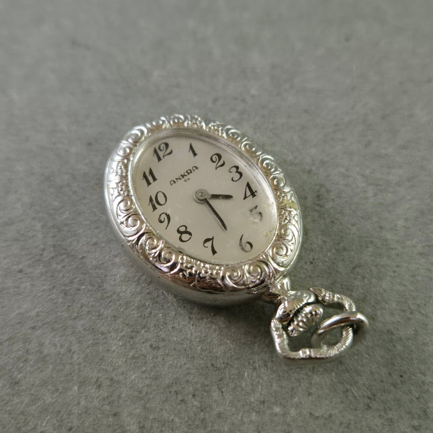 Vintage ANKRA Anhängeruhr – Versilbert mit floralen Verzierungen