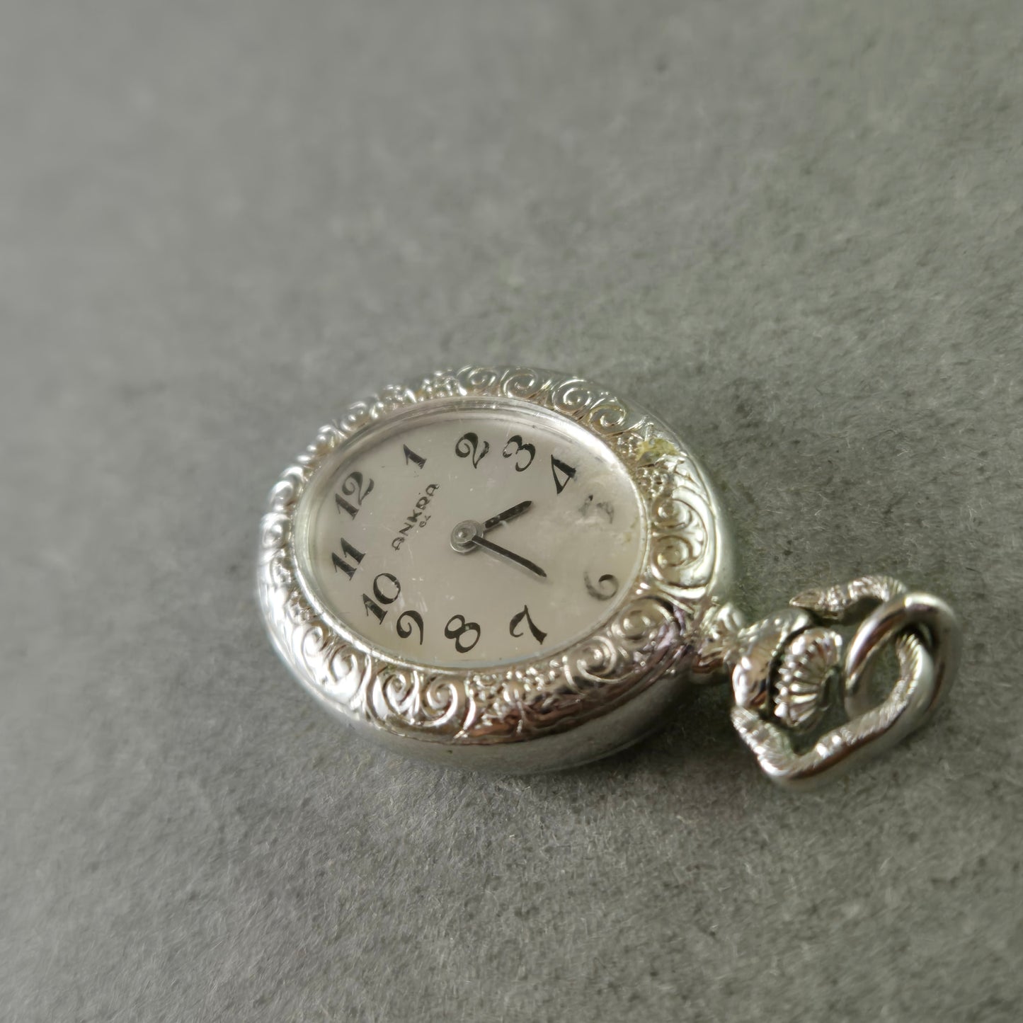 Vintage ANKRA Anhängeruhr – Versilbert mit floralen Verzierungen