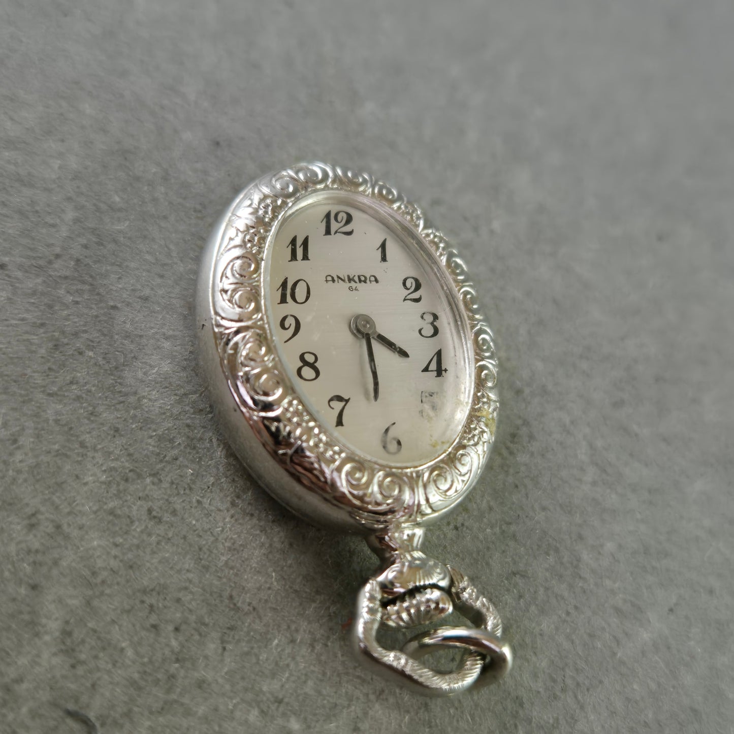 Vintage ANKRA Anhängeruhr – Versilbert mit floralen Verzierungen