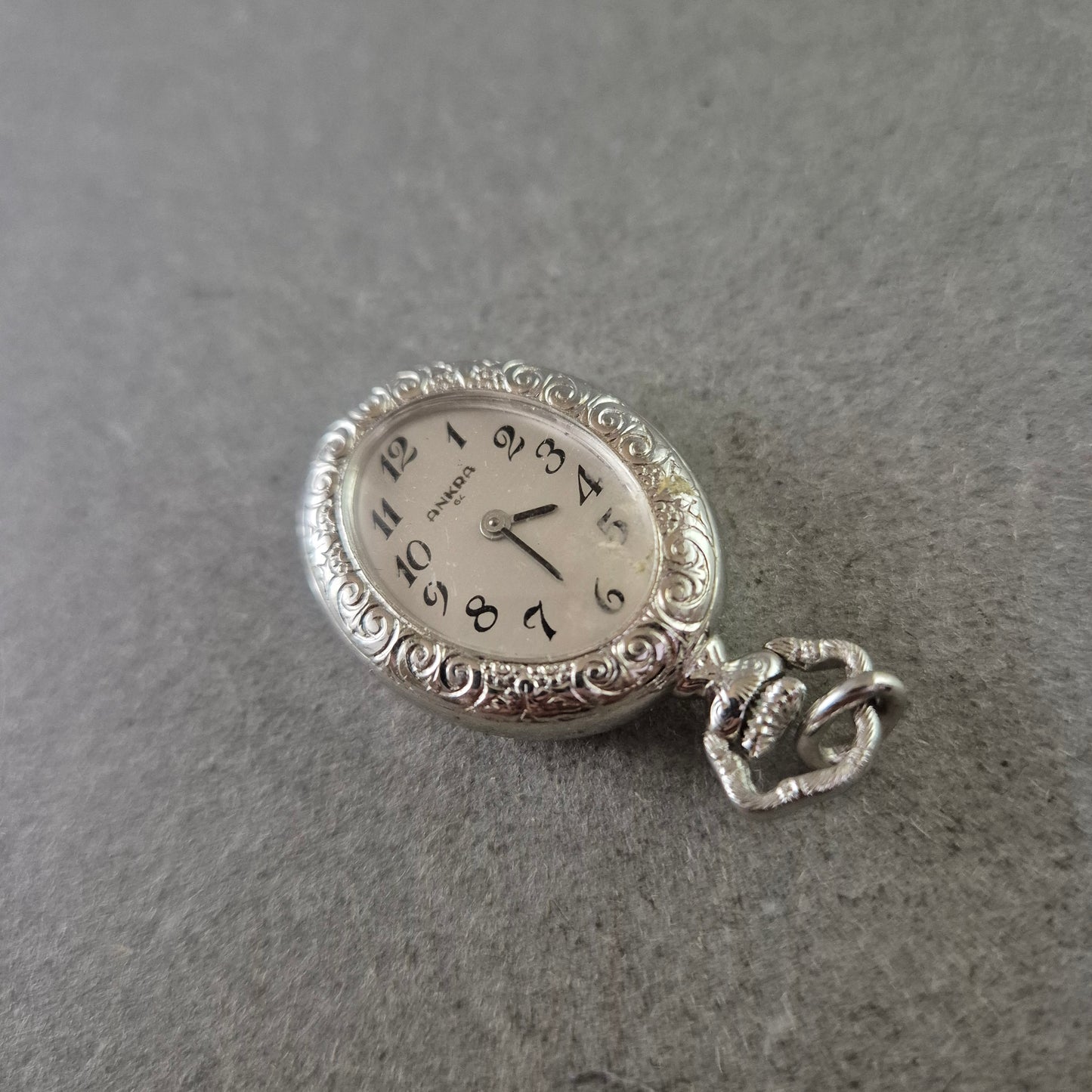 Vintage ANKRA Anhängeruhr – Versilbert mit floralen Verzierungen