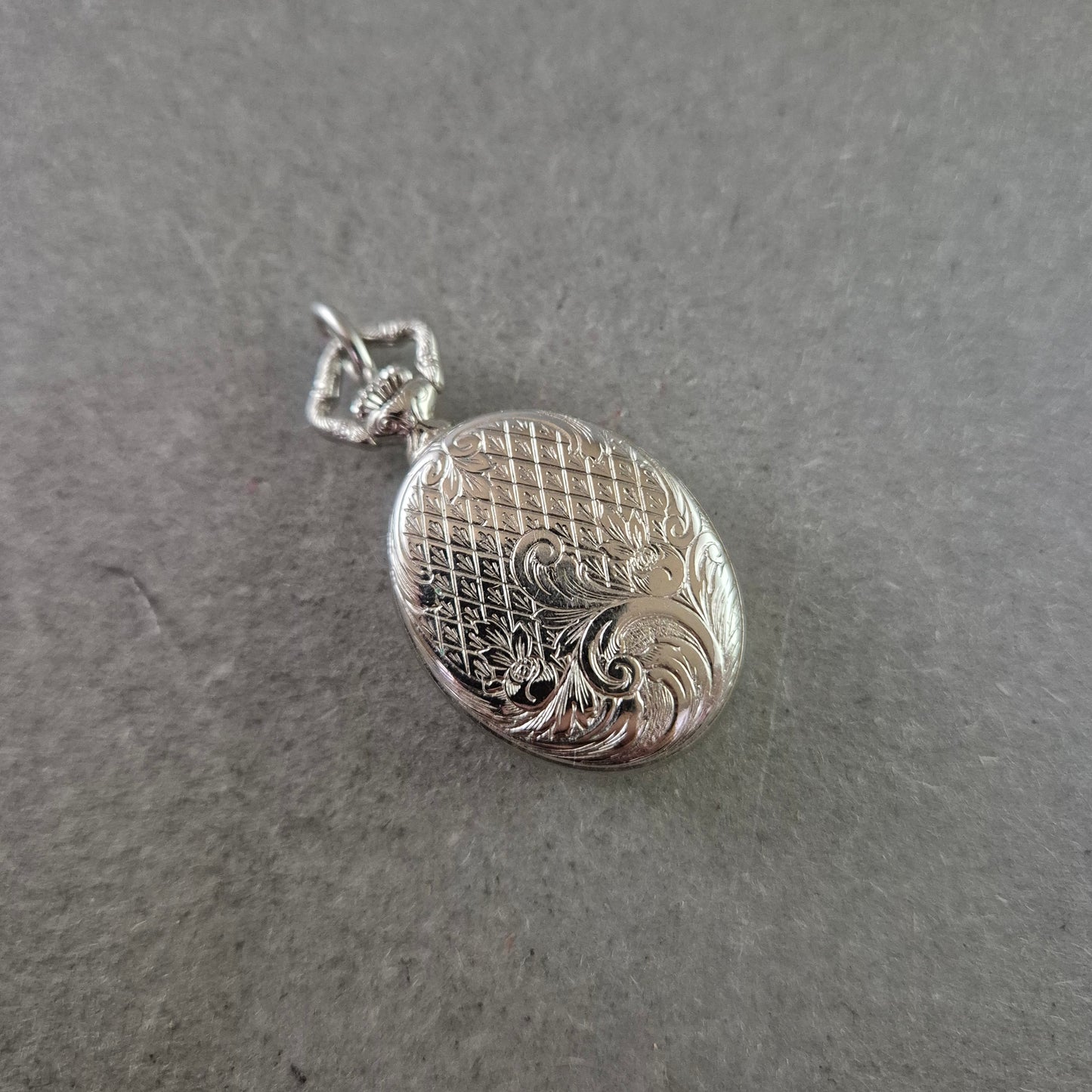 Vintage ANKRA Anhängeruhr – Versilbert mit floralen Verzierungen