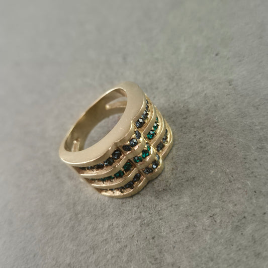 Vintage Cocktailring – Goldfarben mit grünen & schwarzen Schmucksteinen