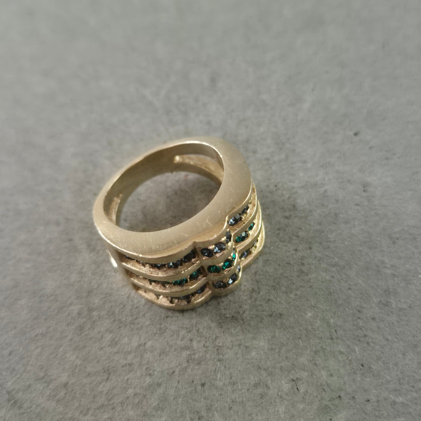 Vintage Cocktailring – Goldfarben mit grünen & schwarzen Schmucksteinen