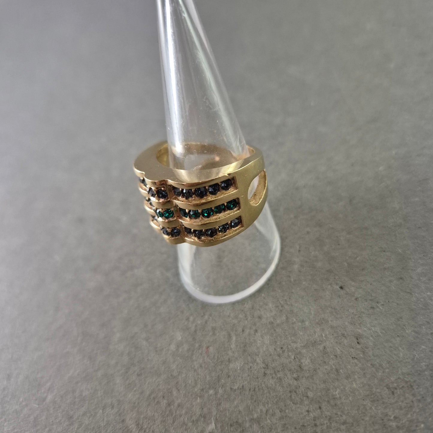 Vintage Cocktailring – Goldfarben mit grünen & schwarzen Schmucksteinen
