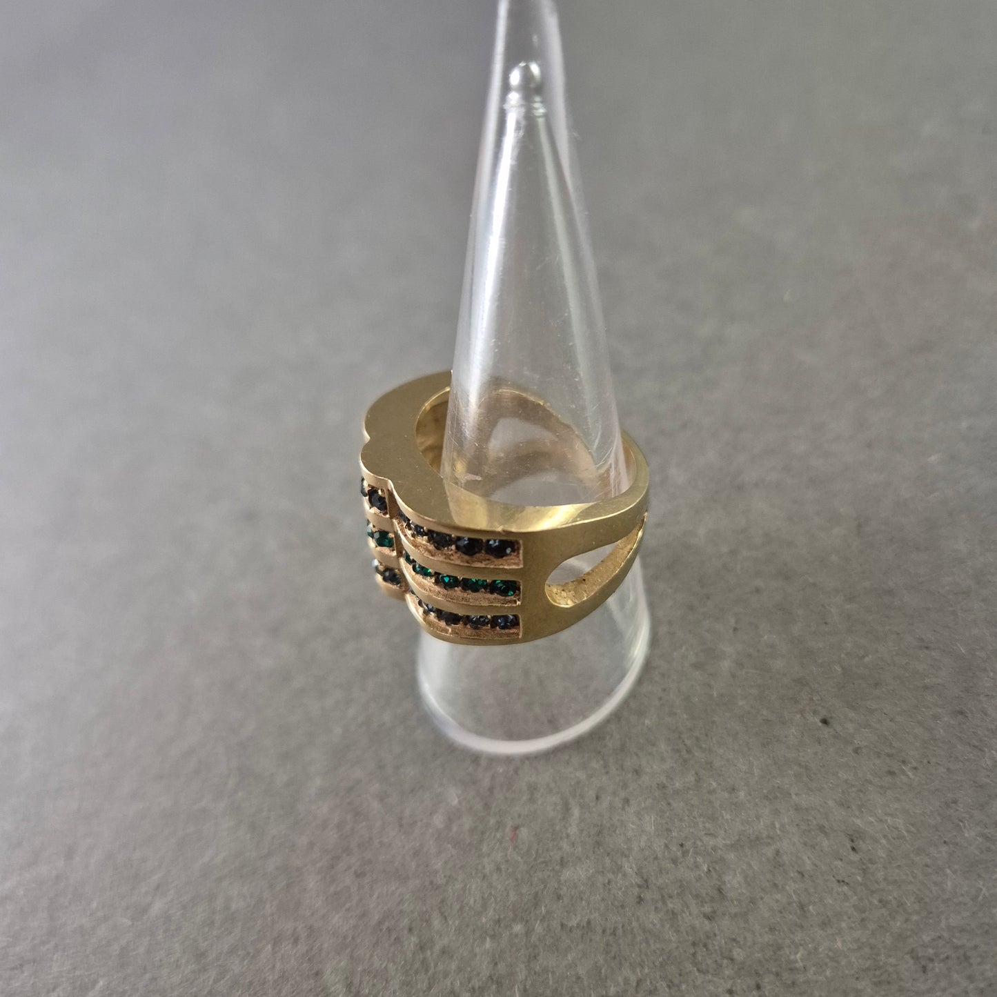 Vintage Cocktailring – Goldfarben mit grünen & schwarzen Schmucksteinen