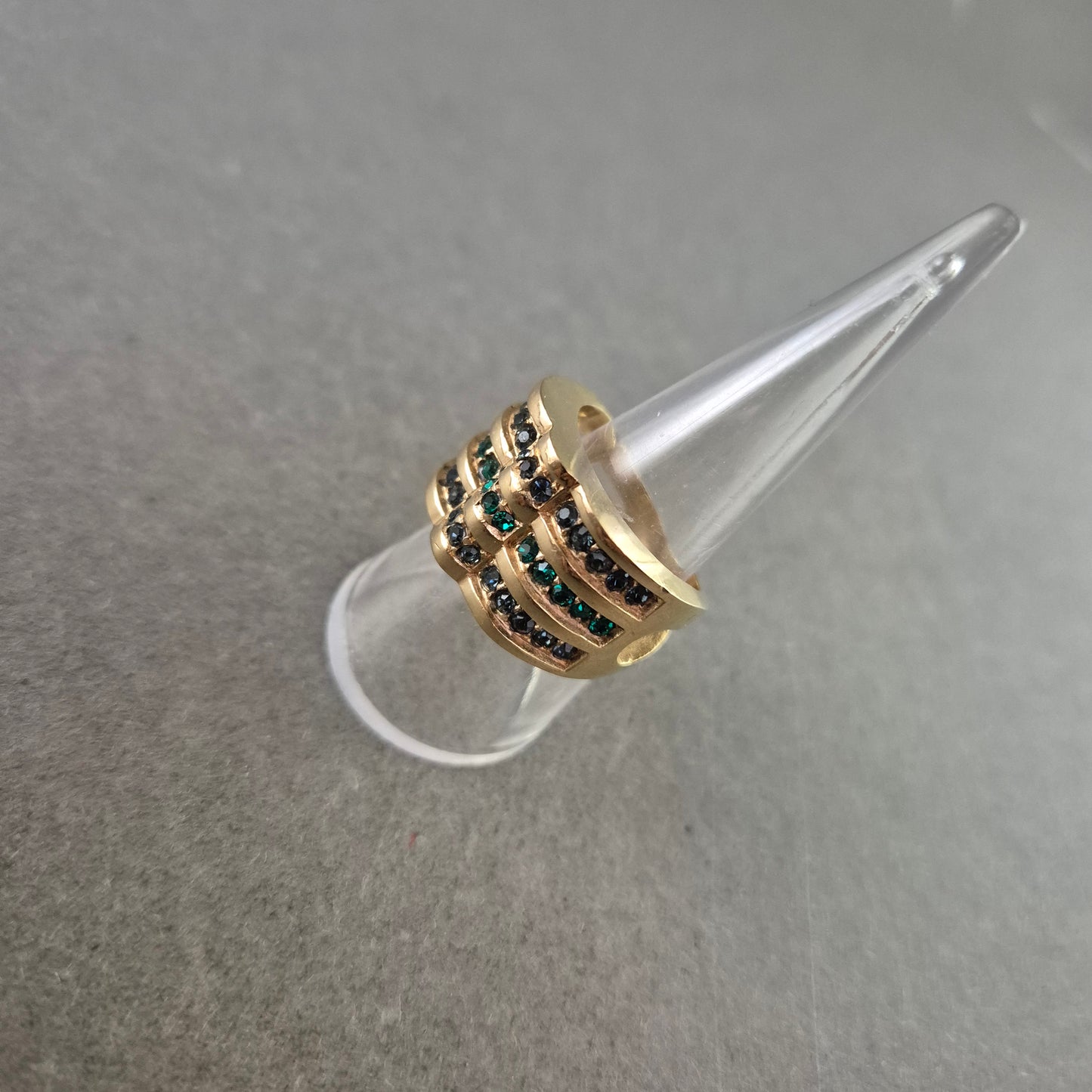 Vintage Cocktailring – Goldfarben mit grünen & schwarzen Schmucksteinen