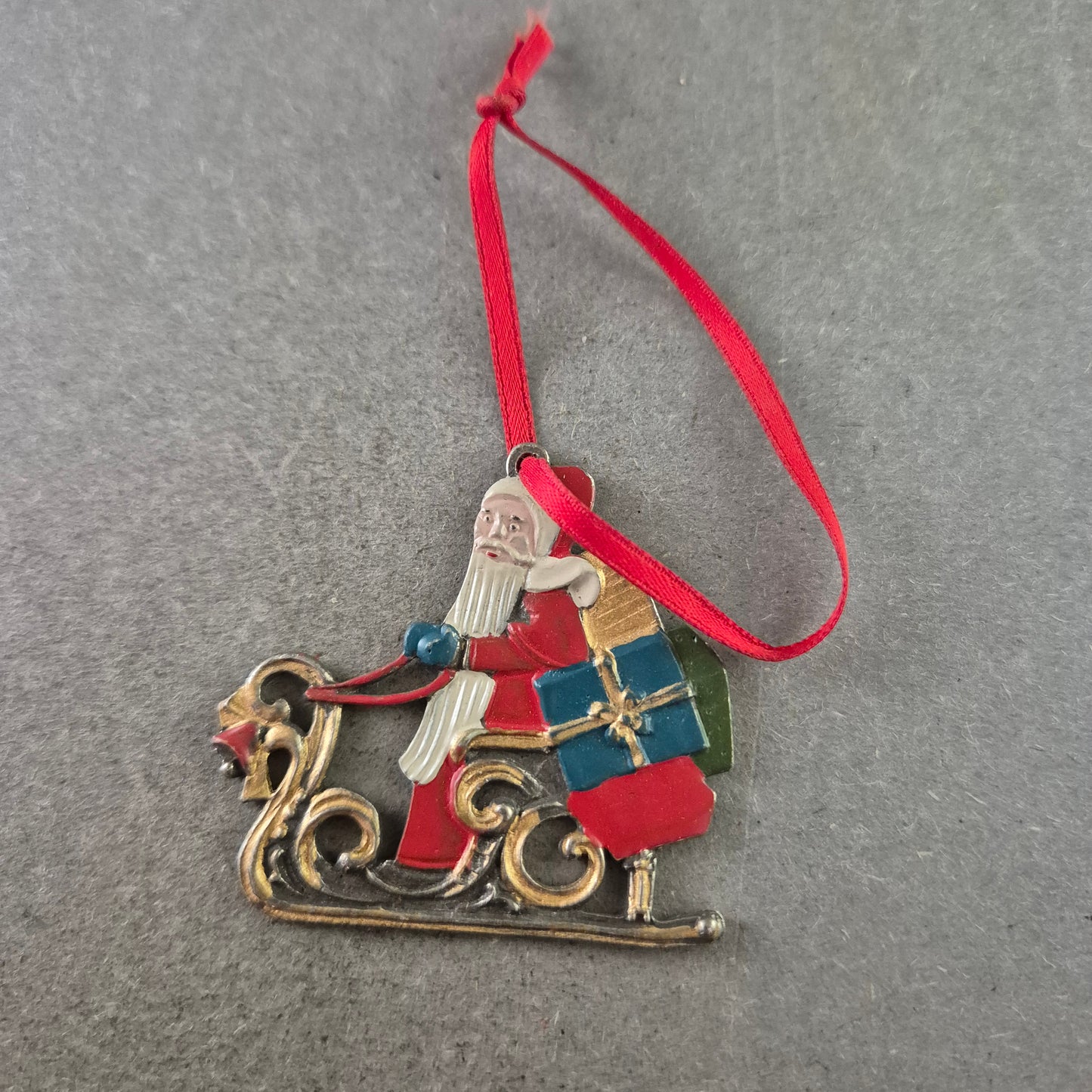 Vintage Weihnachtsbaumanhänger – Weihnachtsmann mit Geschenken (Metall, Emaille)