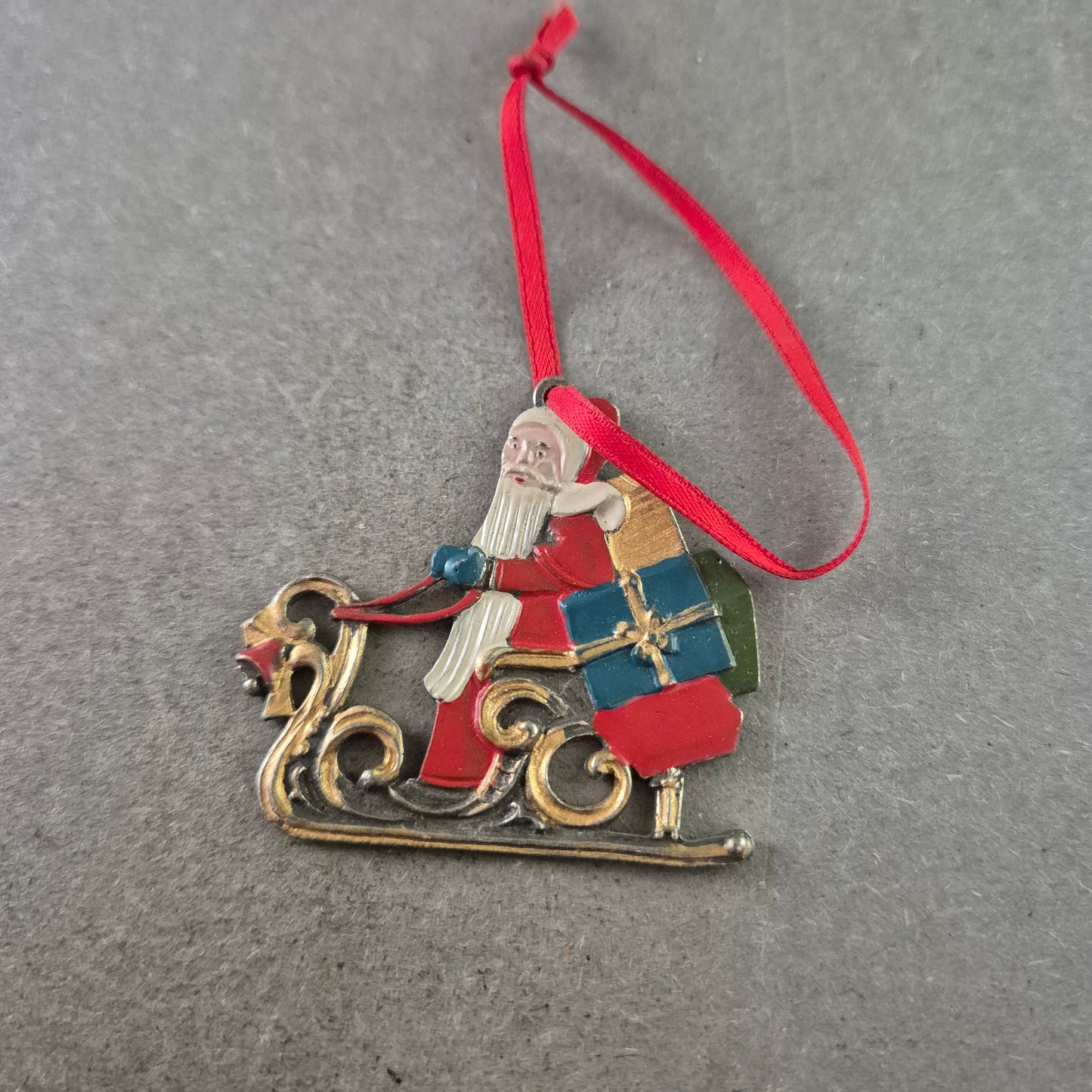 Vintage Weihnachtsbaumanhänger – Weihnachtsmann mit Geschenken (Metall, Emaille)