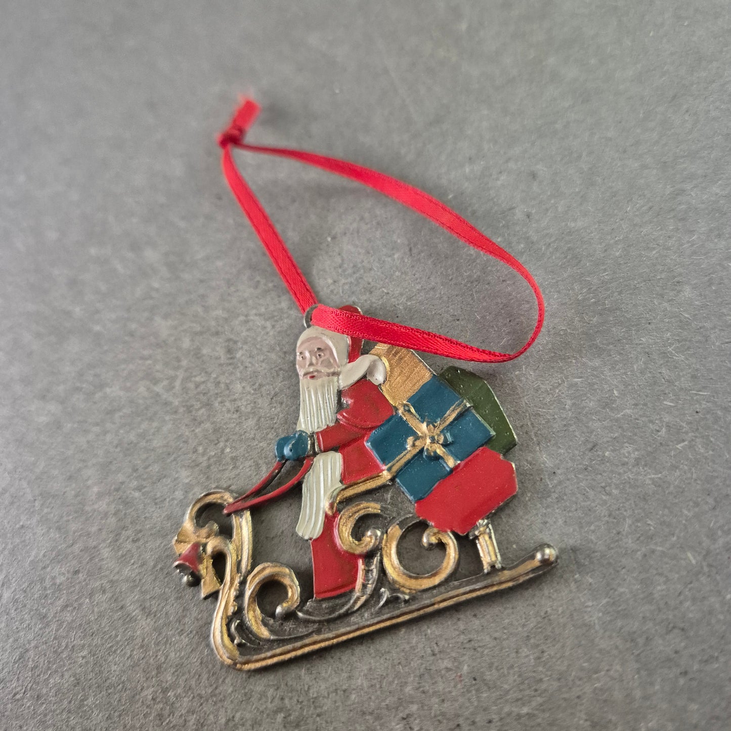 Vintage Weihnachtsbaumanhänger – Weihnachtsmann mit Geschenken (Metall, Emaille)