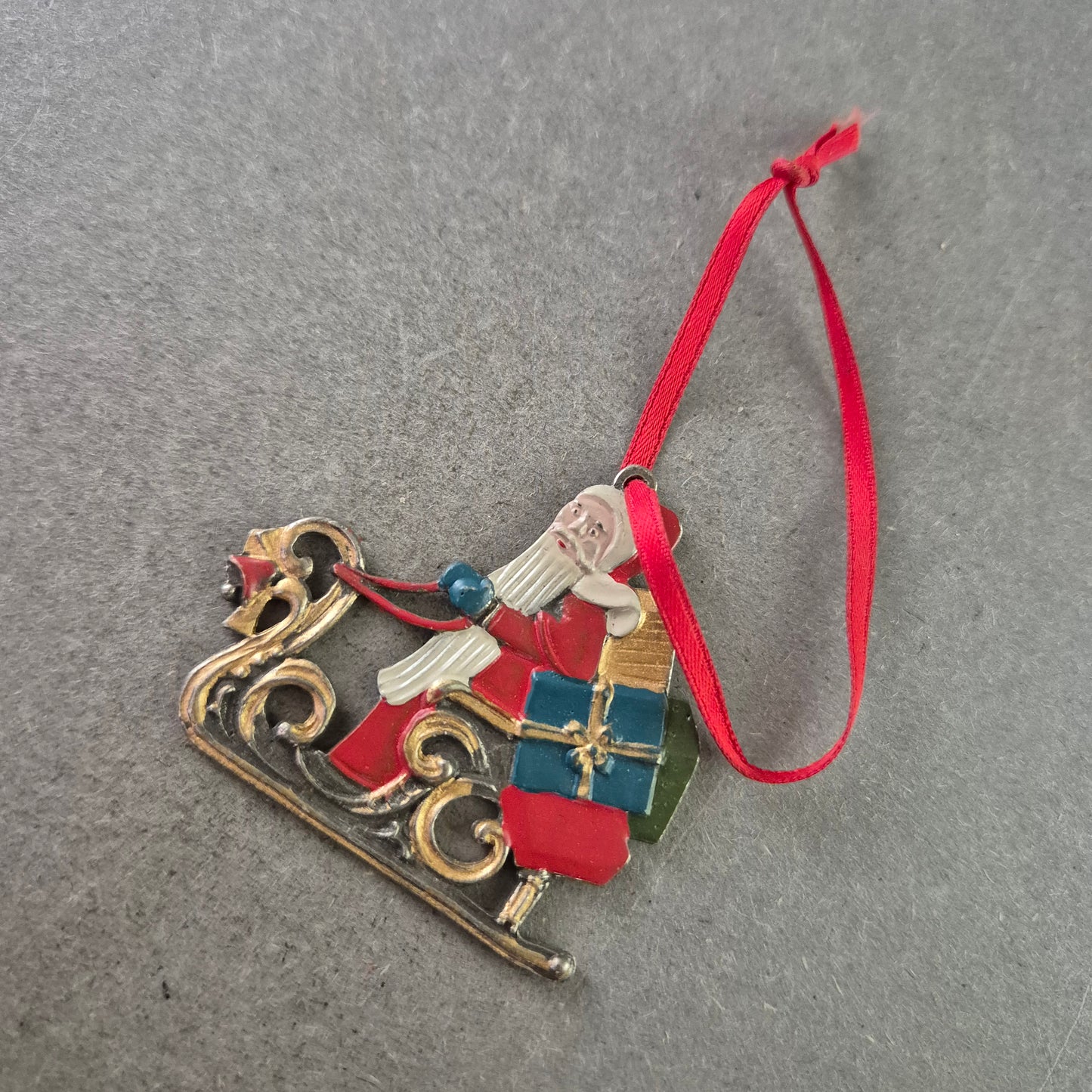 Vintage Weihnachtsbaumanhänger – Weihnachtsmann mit Geschenken (Metall, Emaille)